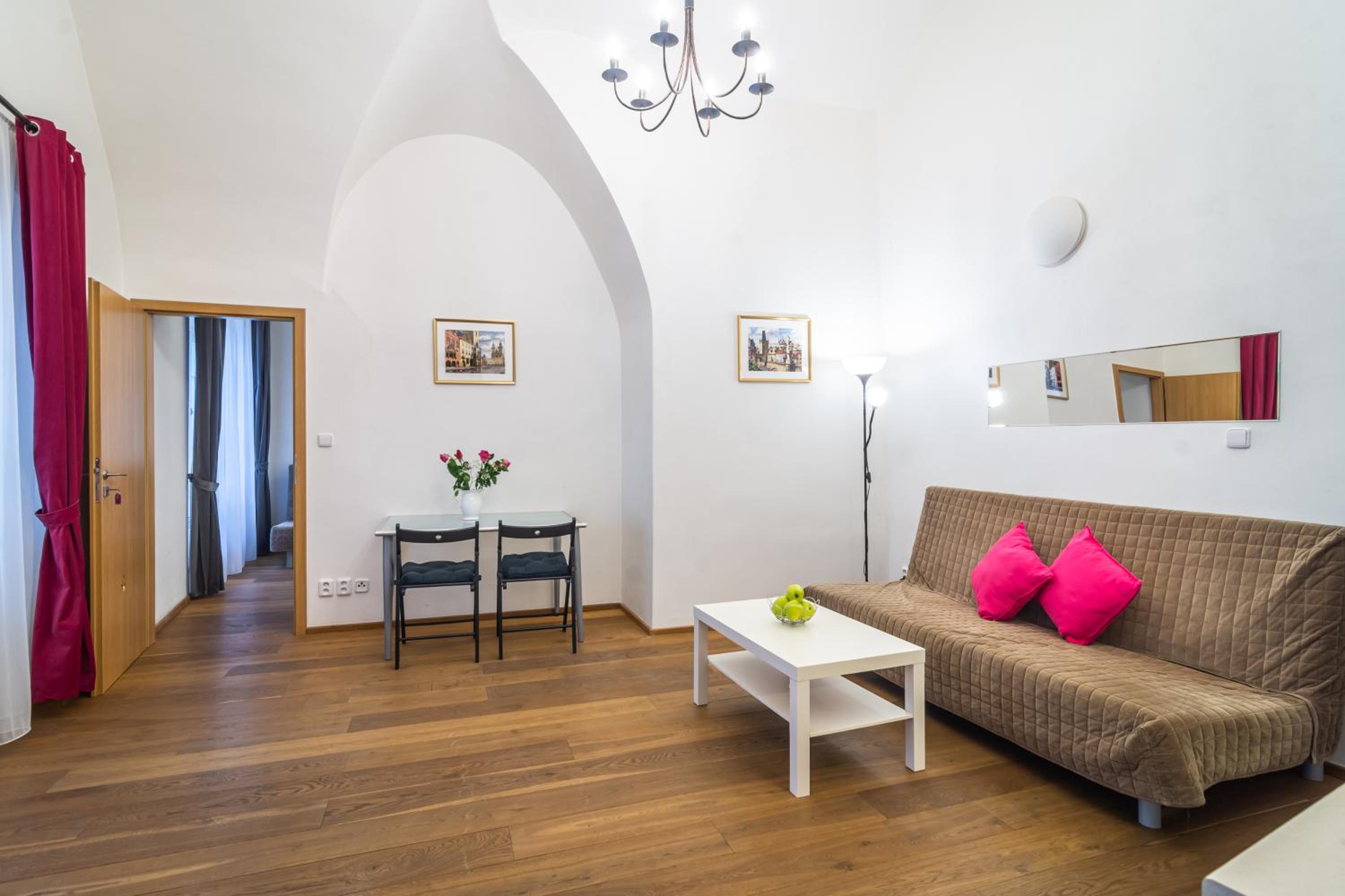 One-Bedroom Apartment thumbnail 6