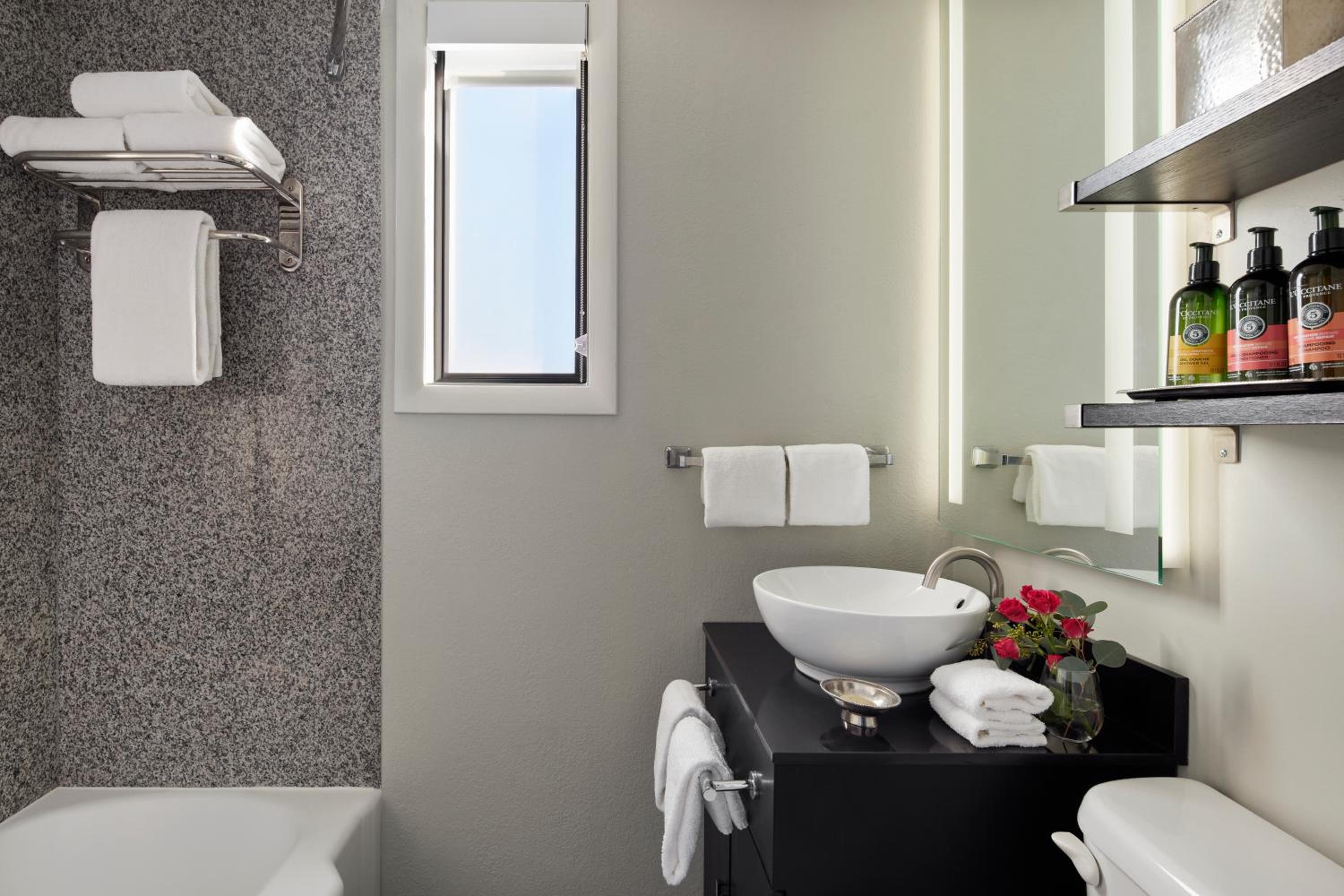 Queen Suite - Photo 4