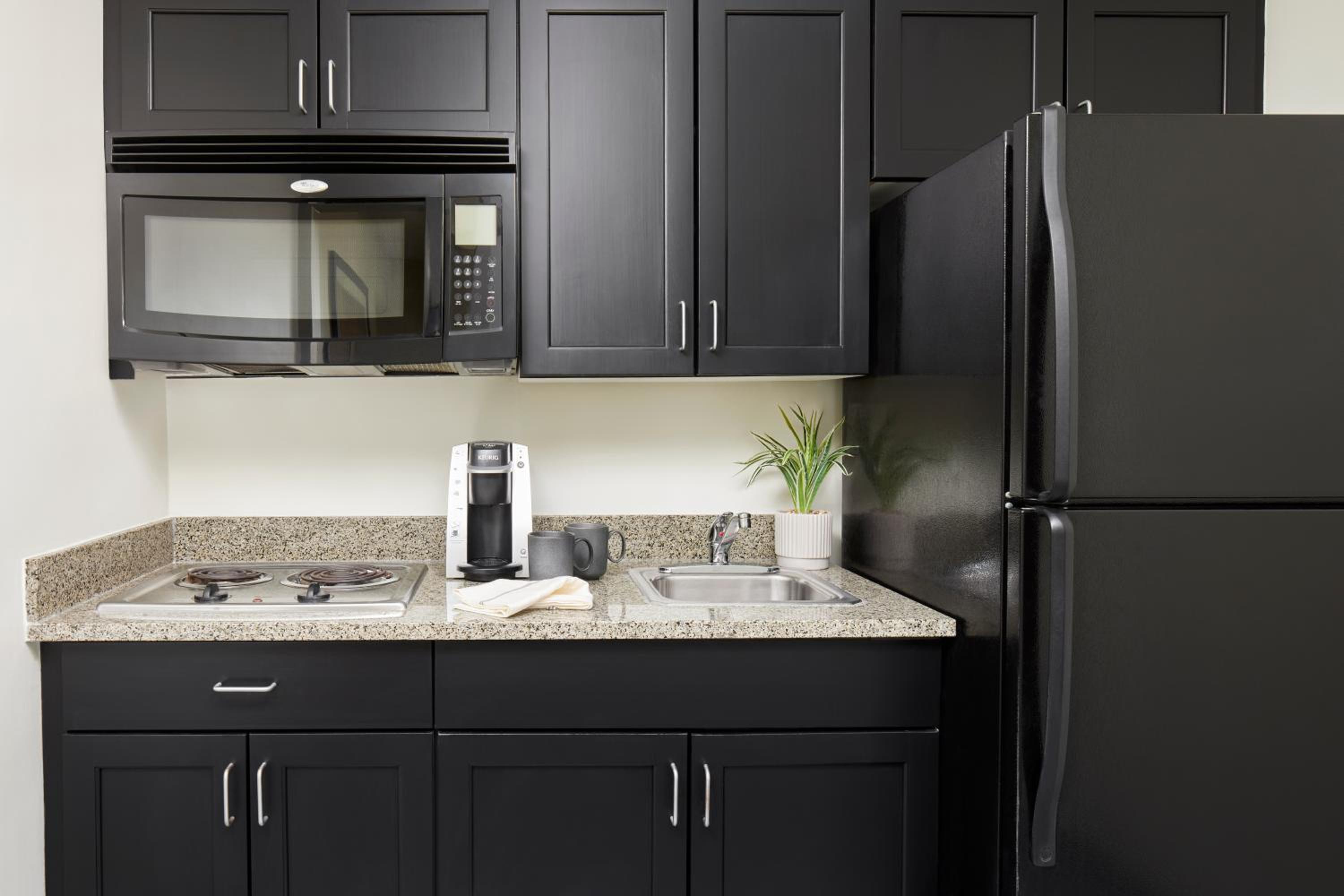 Superior 2 Bed Suite Full Kitchen - Photo 3