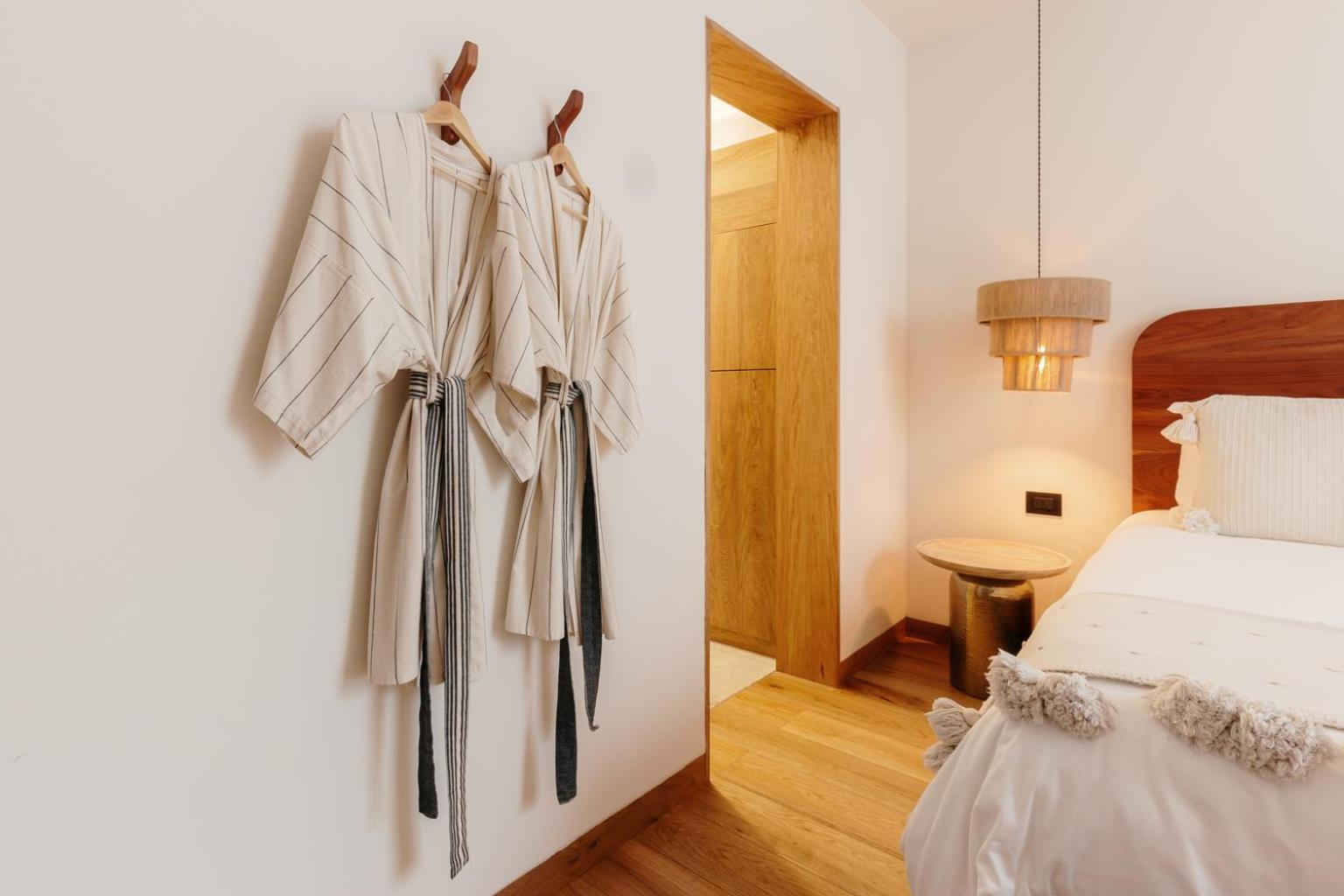 Deluxe King Room - Photo 7