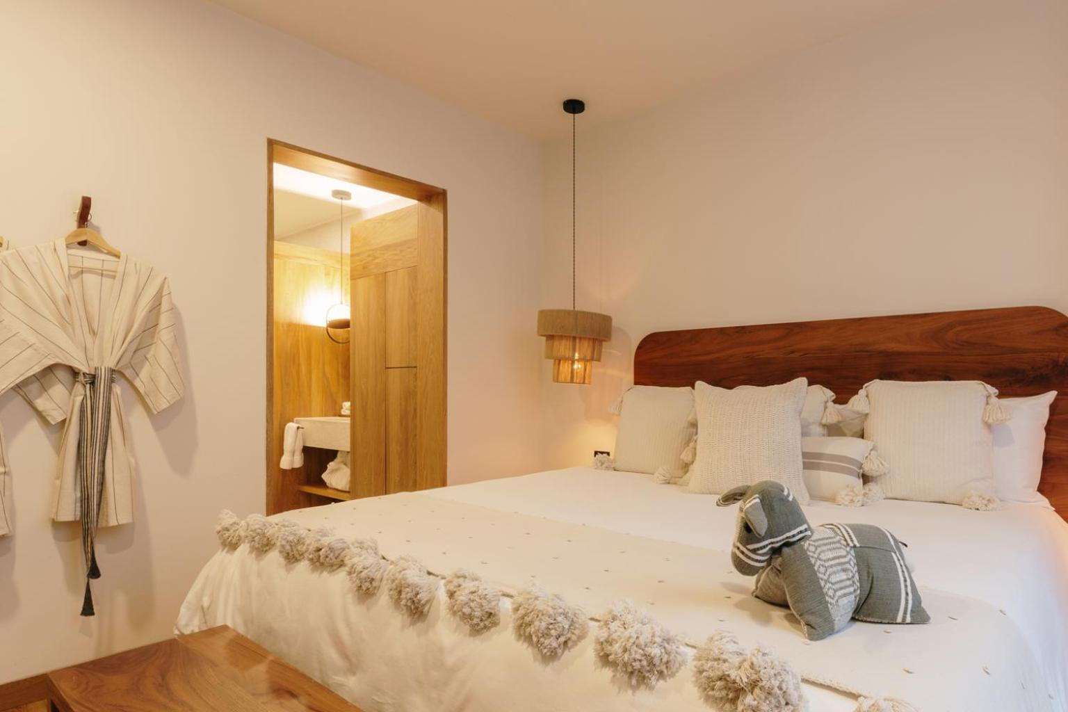 Deluxe King Room - Photo 8