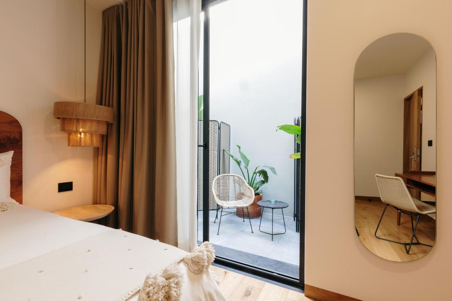Deluxe King Room - Photo 2