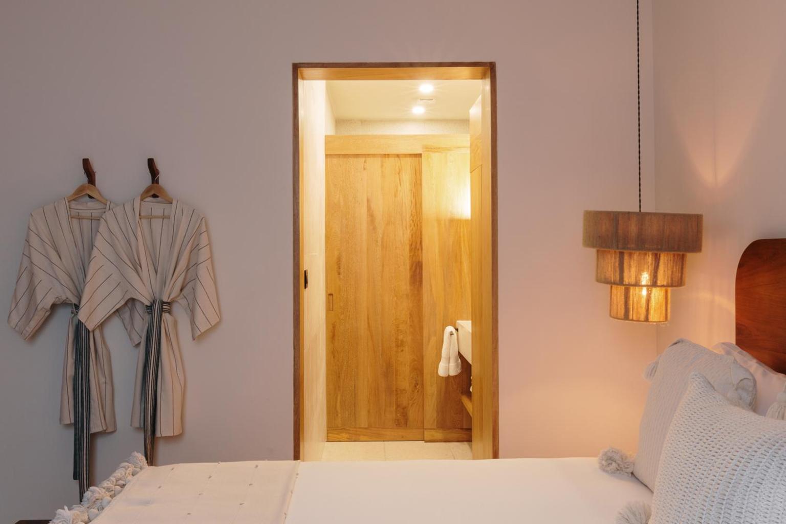 Deluxe King Room - Photo 6