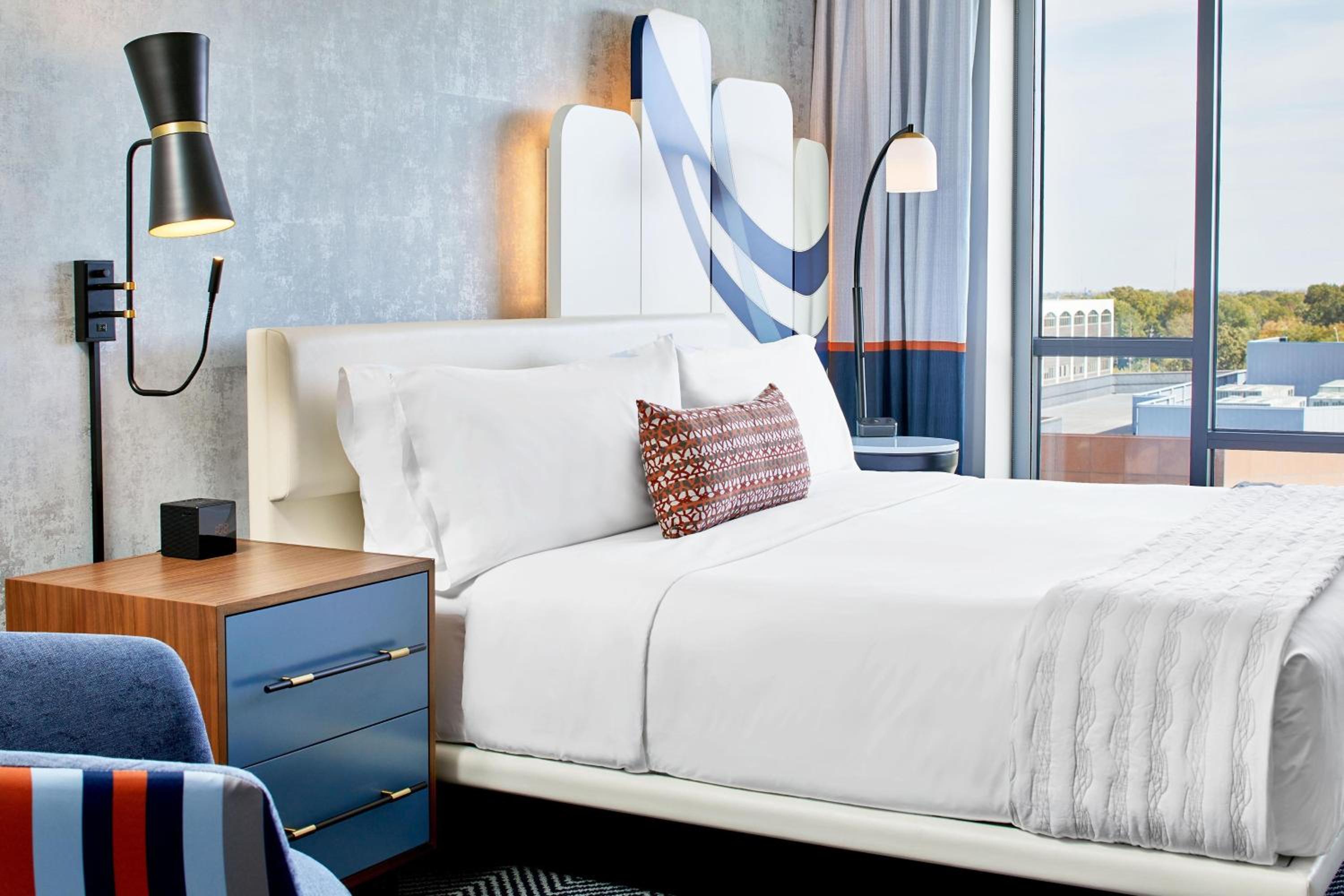 Deluxe Guest room, 1 King - Photo 1