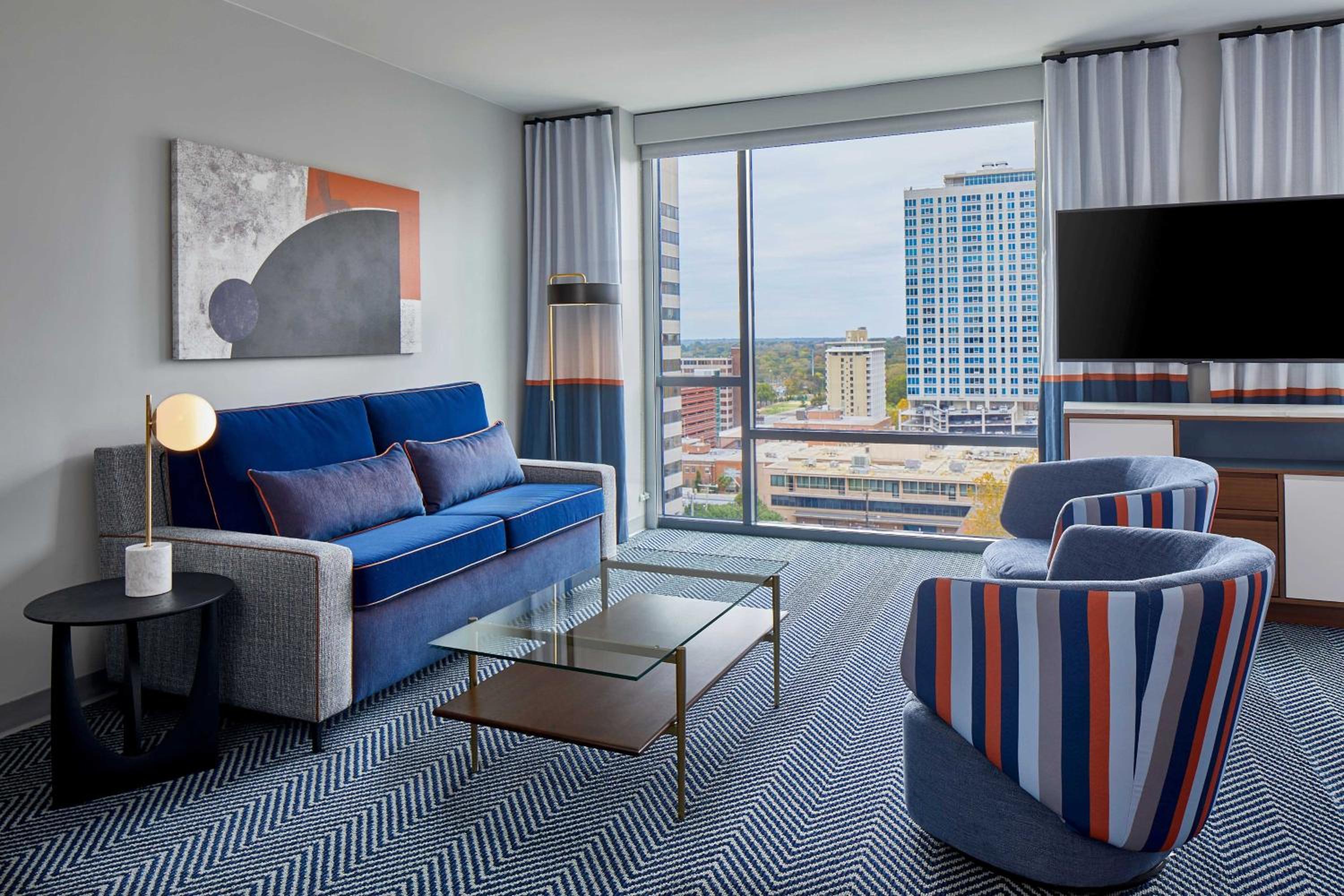 Executive, Larger Guest room, 1 King, Sofa bed - Photo 8