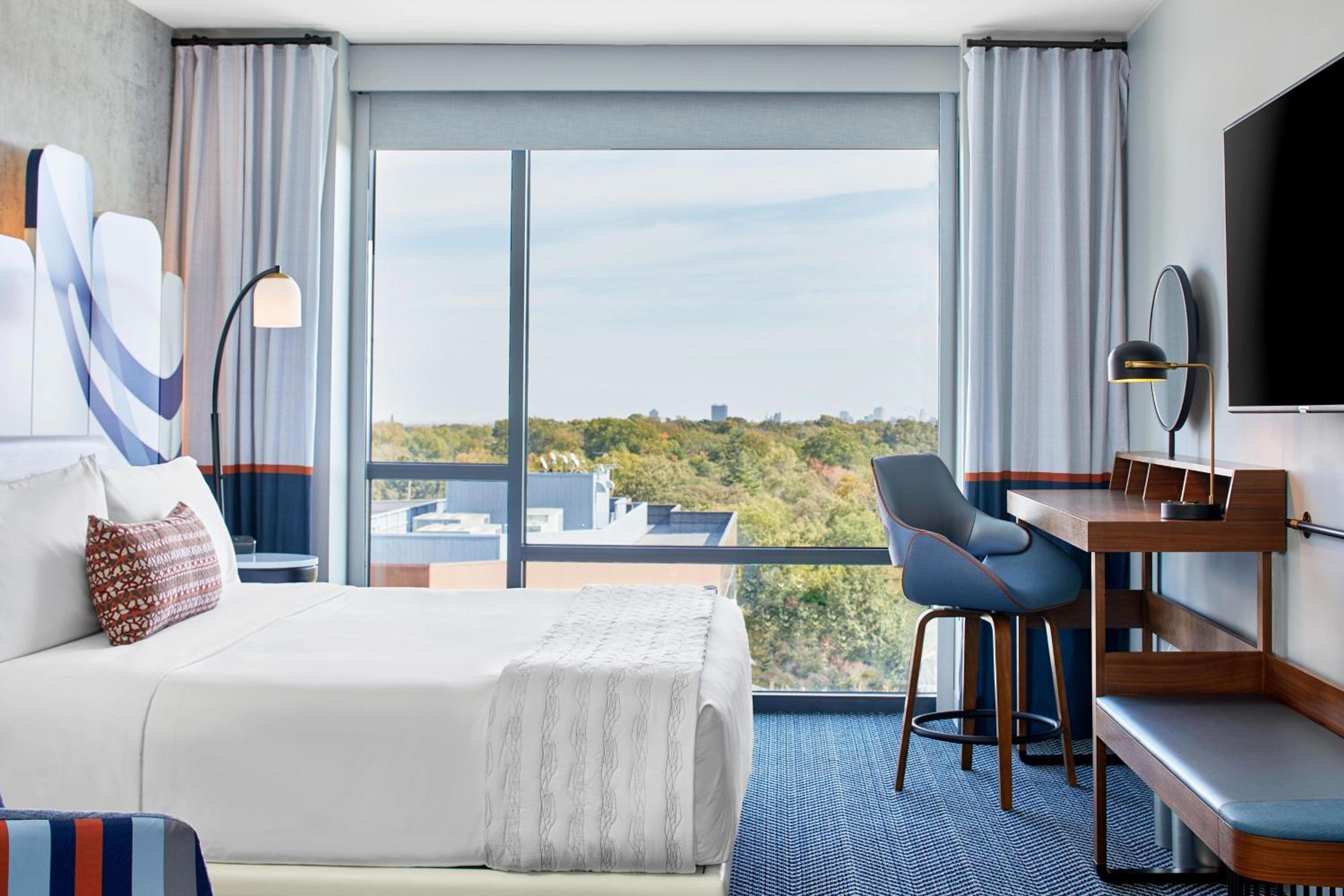 Deluxe Guest room, 1 King - Photo 6
