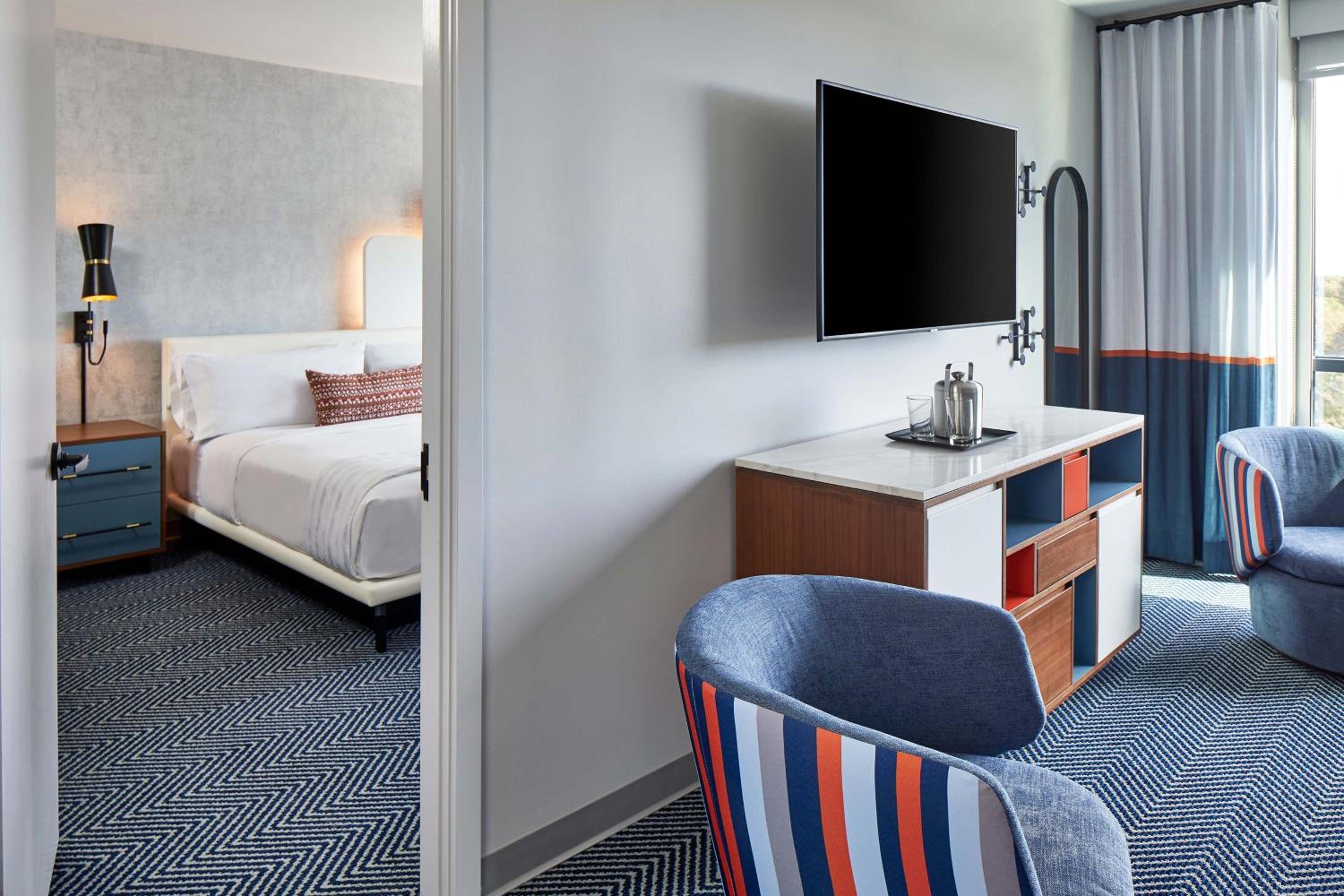 Suite, 1 King, Sofa bed - Photo 10