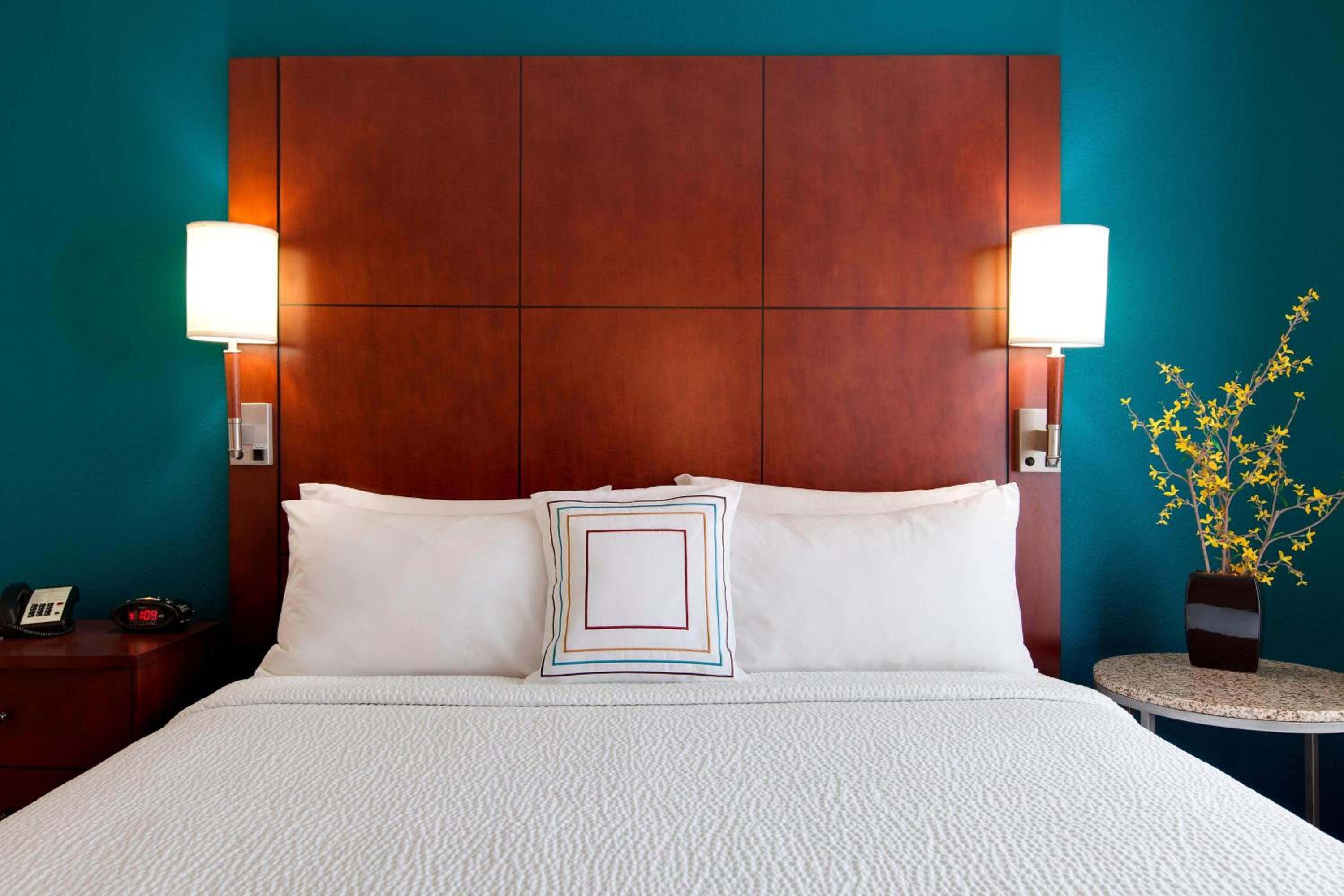 1 Bedroom Larger Suite, 1 King, Sofa bed, Corner room
