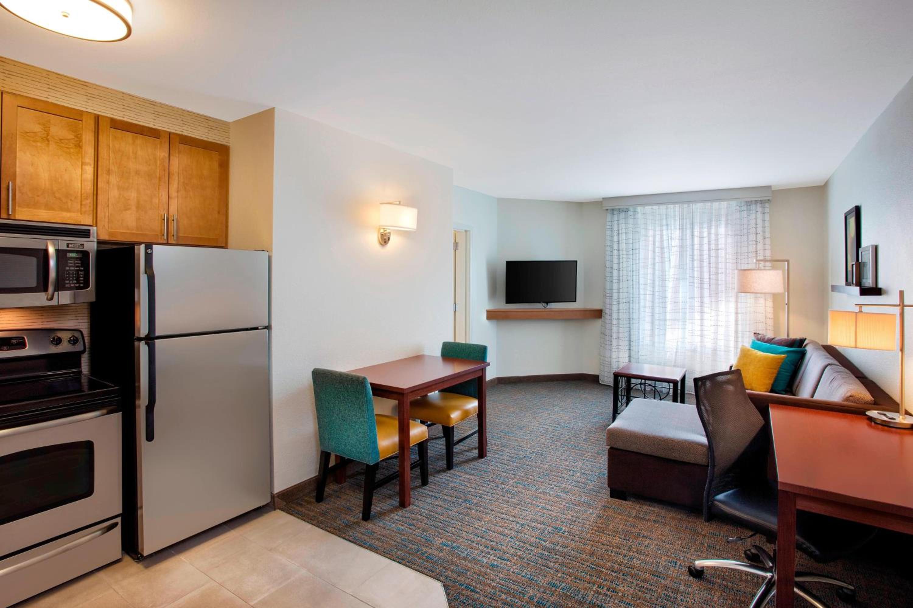 1 Bedroom Larger Suite, 1 King, Sofa bed, Corner room
