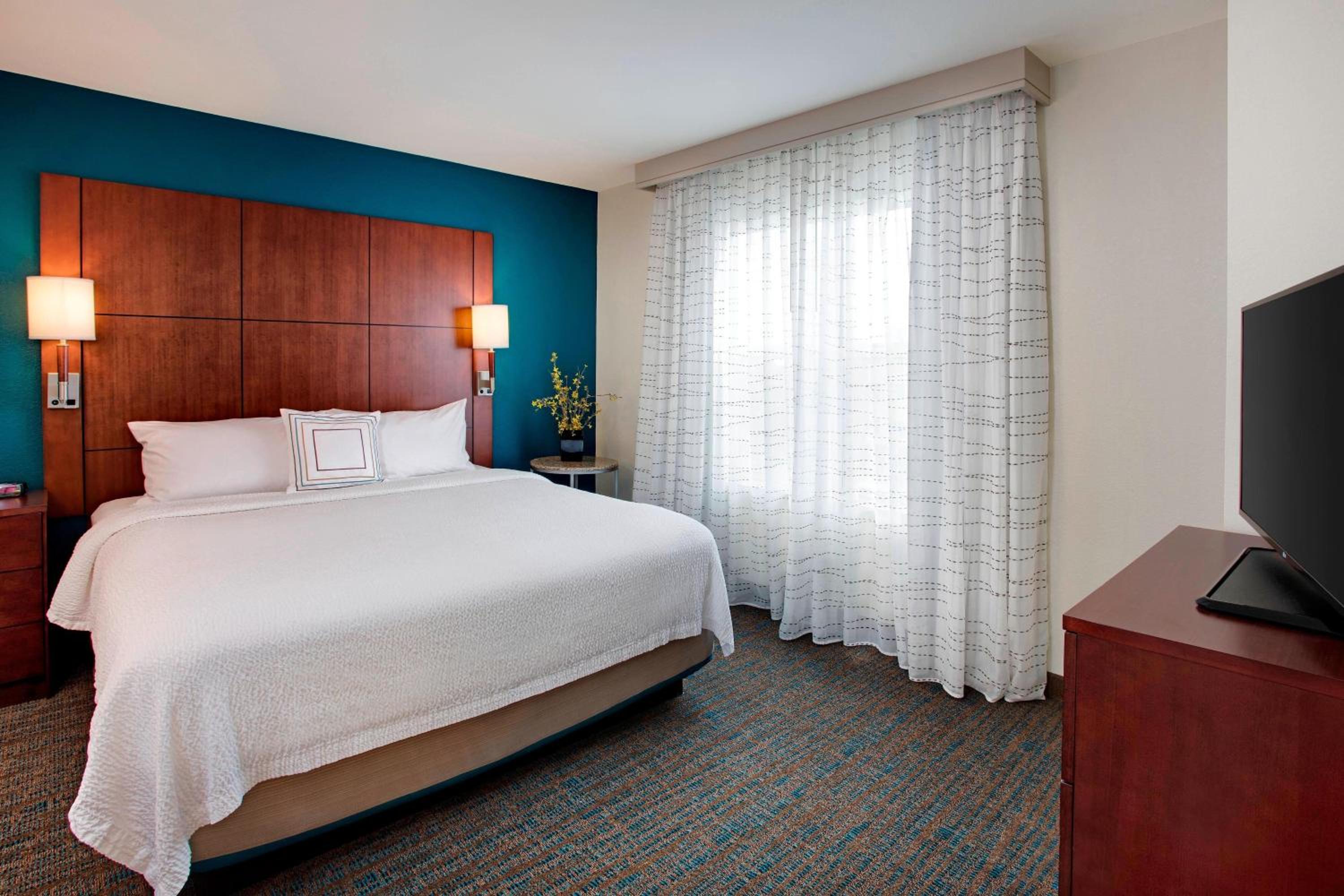 1 Bedroom Larger Suite, 1 King, Sofa bed, Corner room thumbnail 5