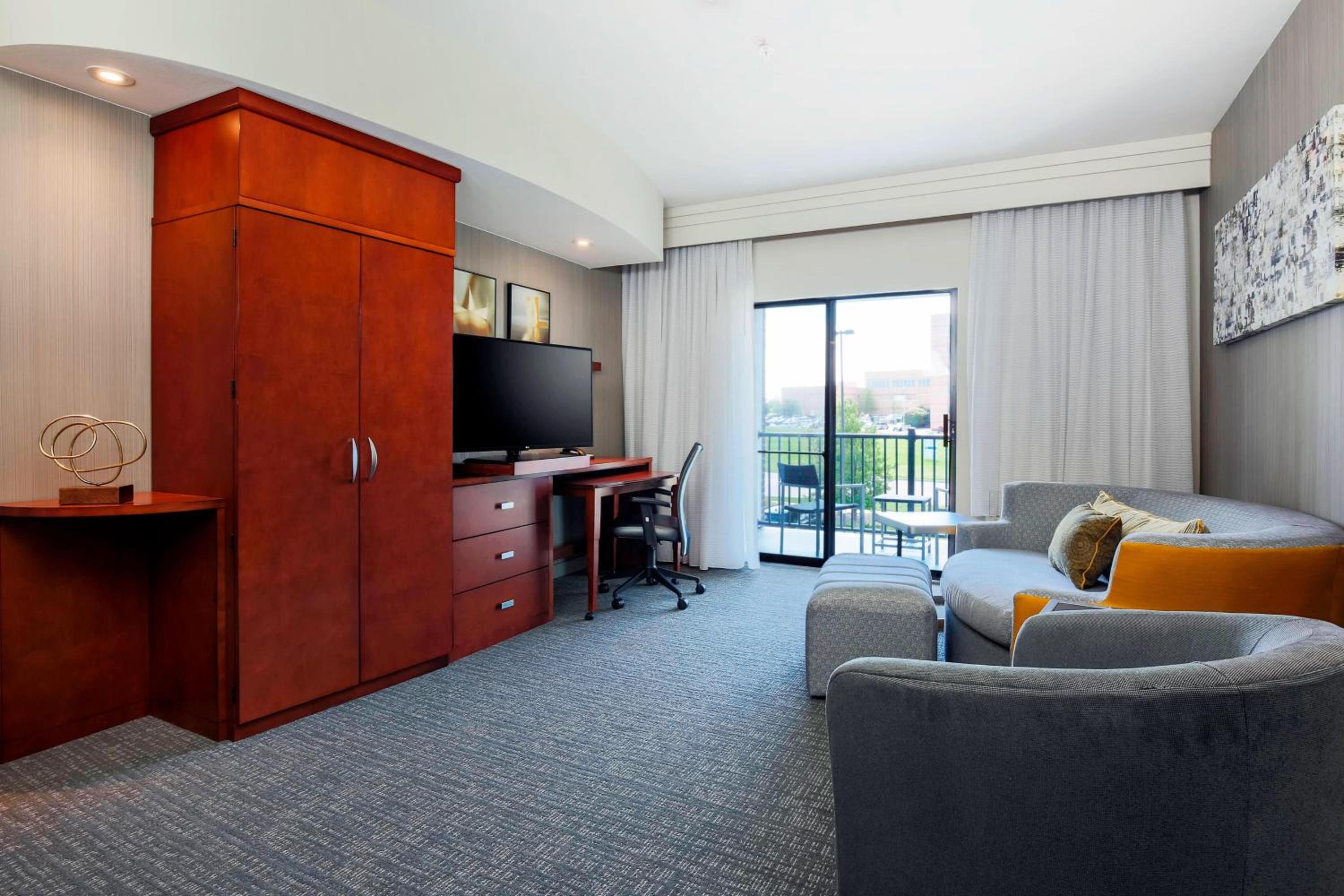 1 Bedroom 2 room Suite, 1 King, Sofa bed - Photo 1
