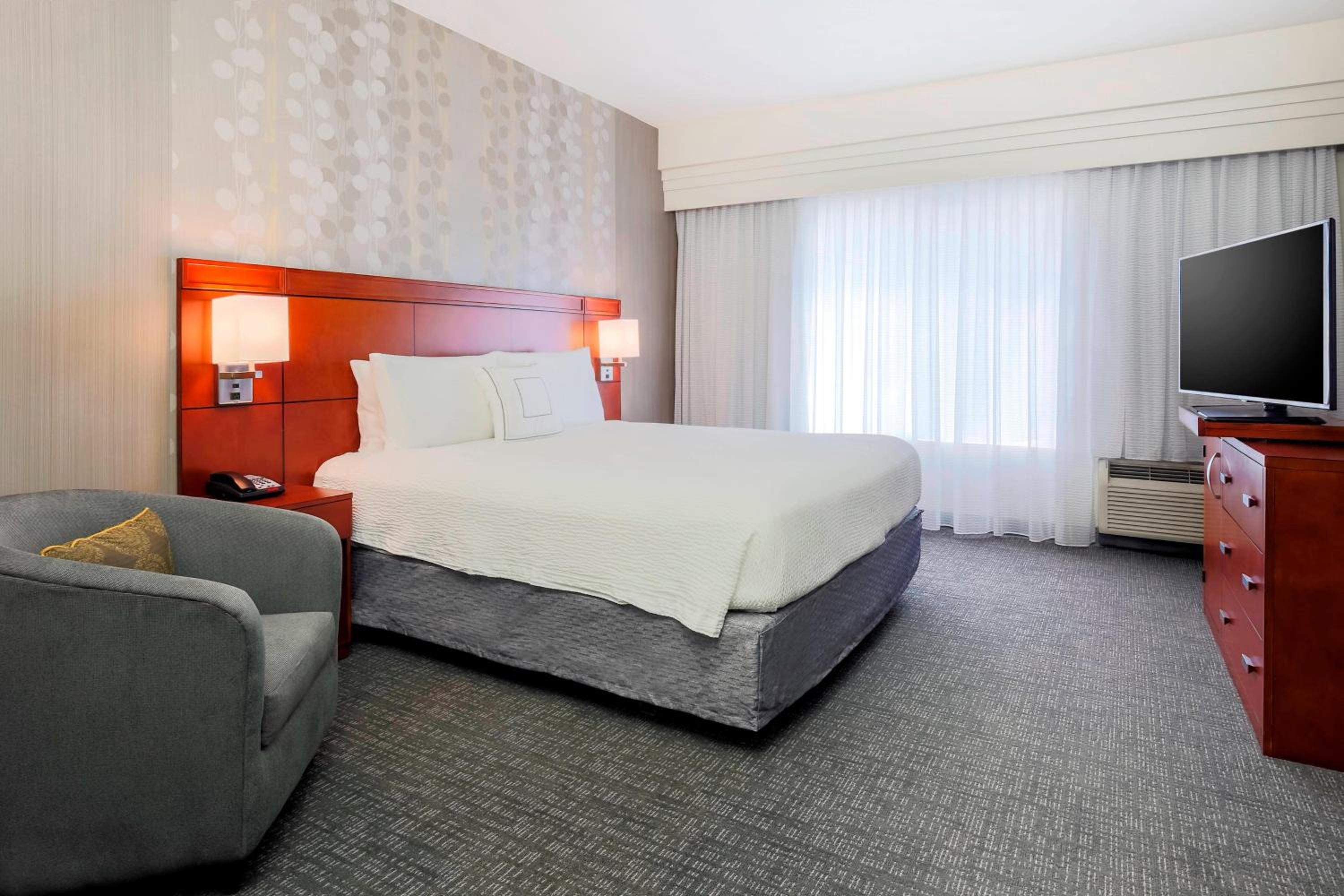 1 Bedroom 2 room Suite, 1 King, Sofa bed - Photo 4