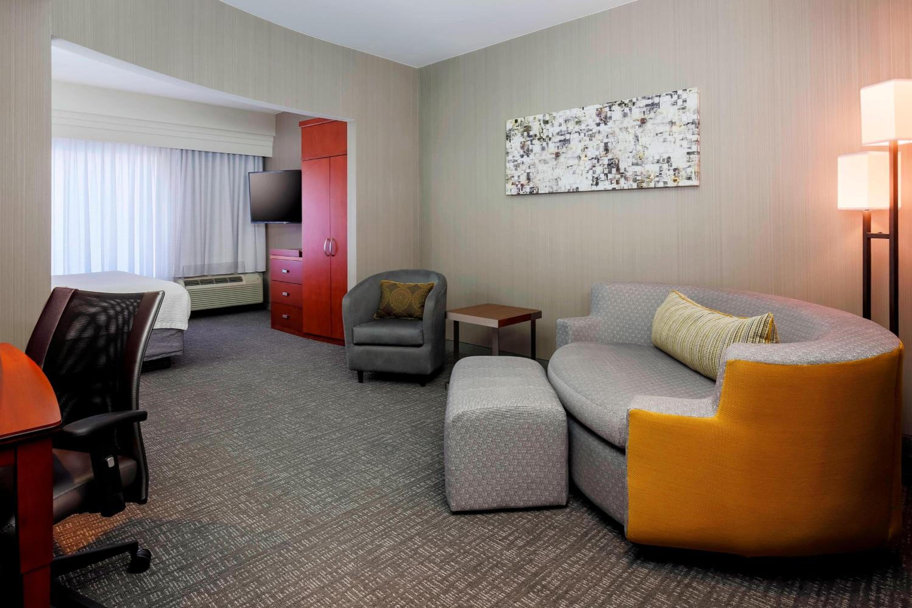 King Room with Sofa Bed - Photo 1