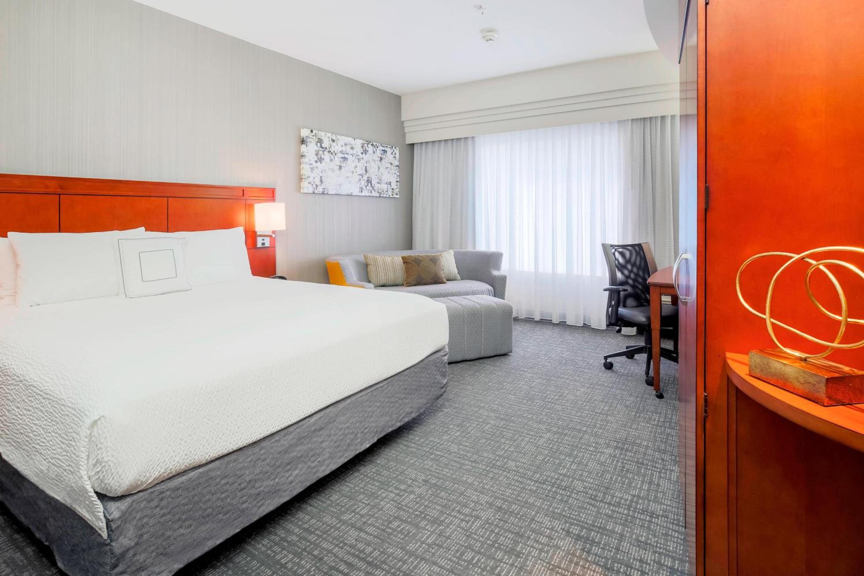 King Room with Sofa Bed - Photo 2