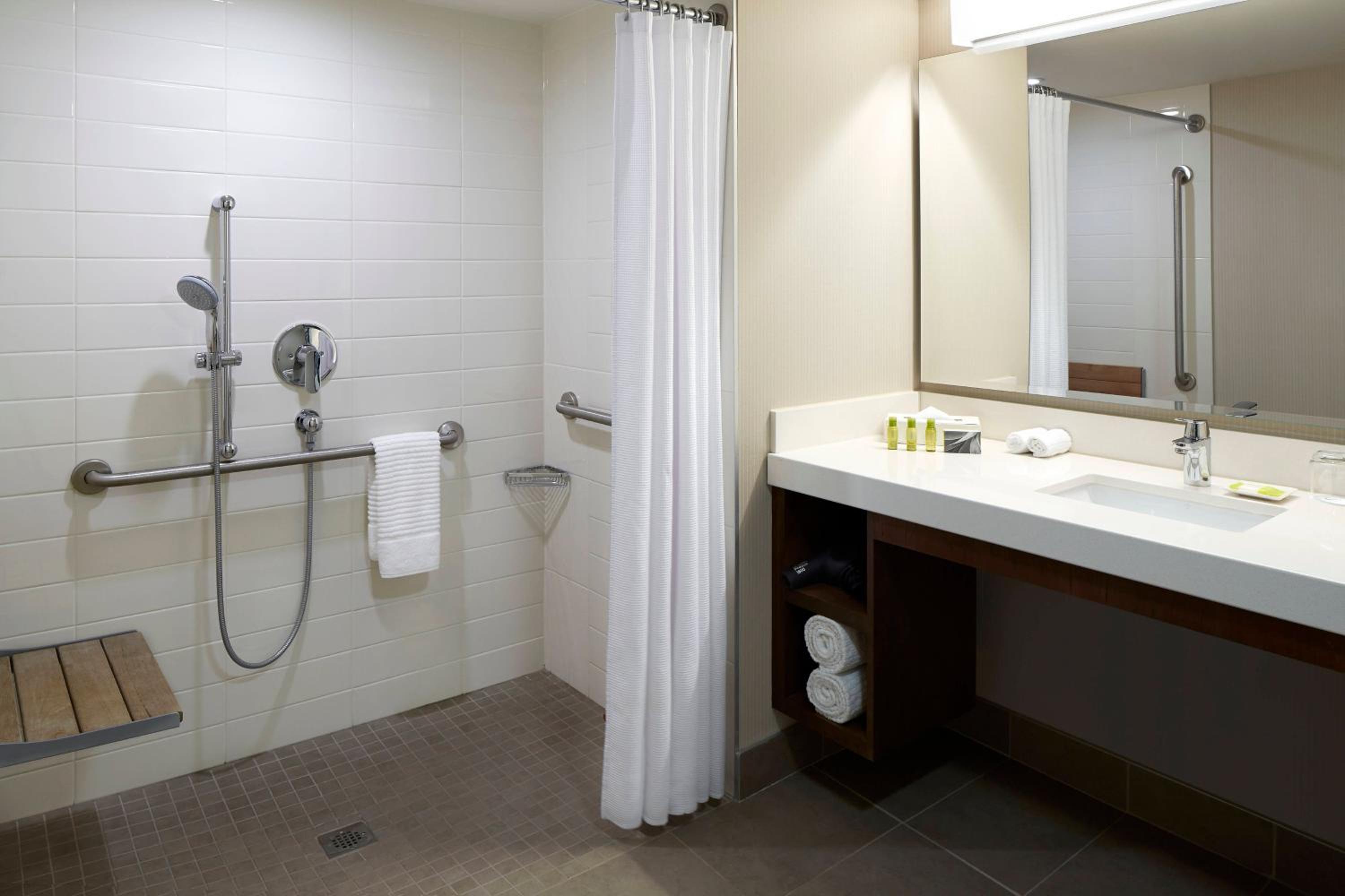 Accessible, Guest room, 1 Queen, Waterfront - Photo 4