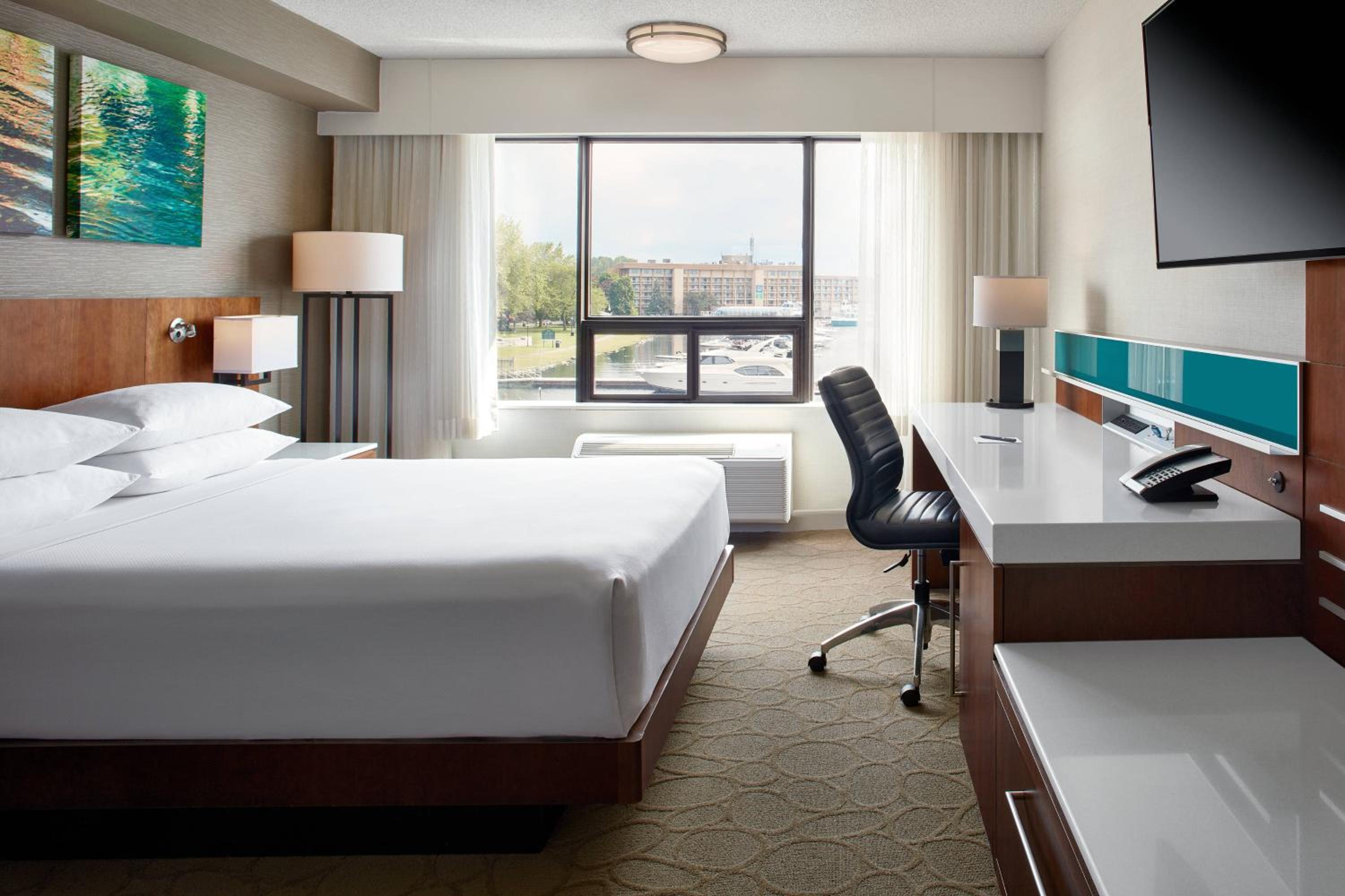 Accessible, Guest room, 1 Queen, Waterfront - Photo 1