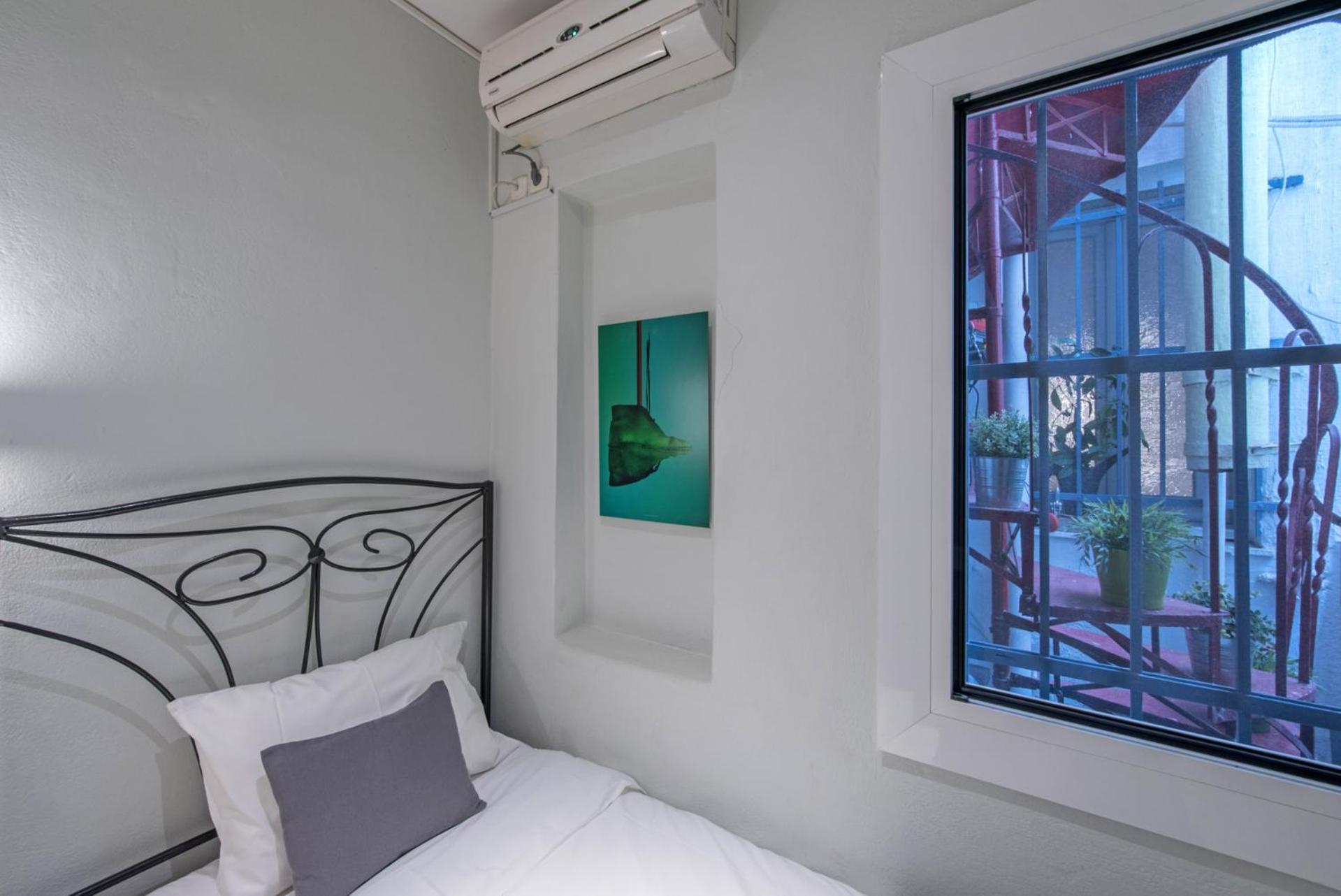 Petite Internal Room photo 1