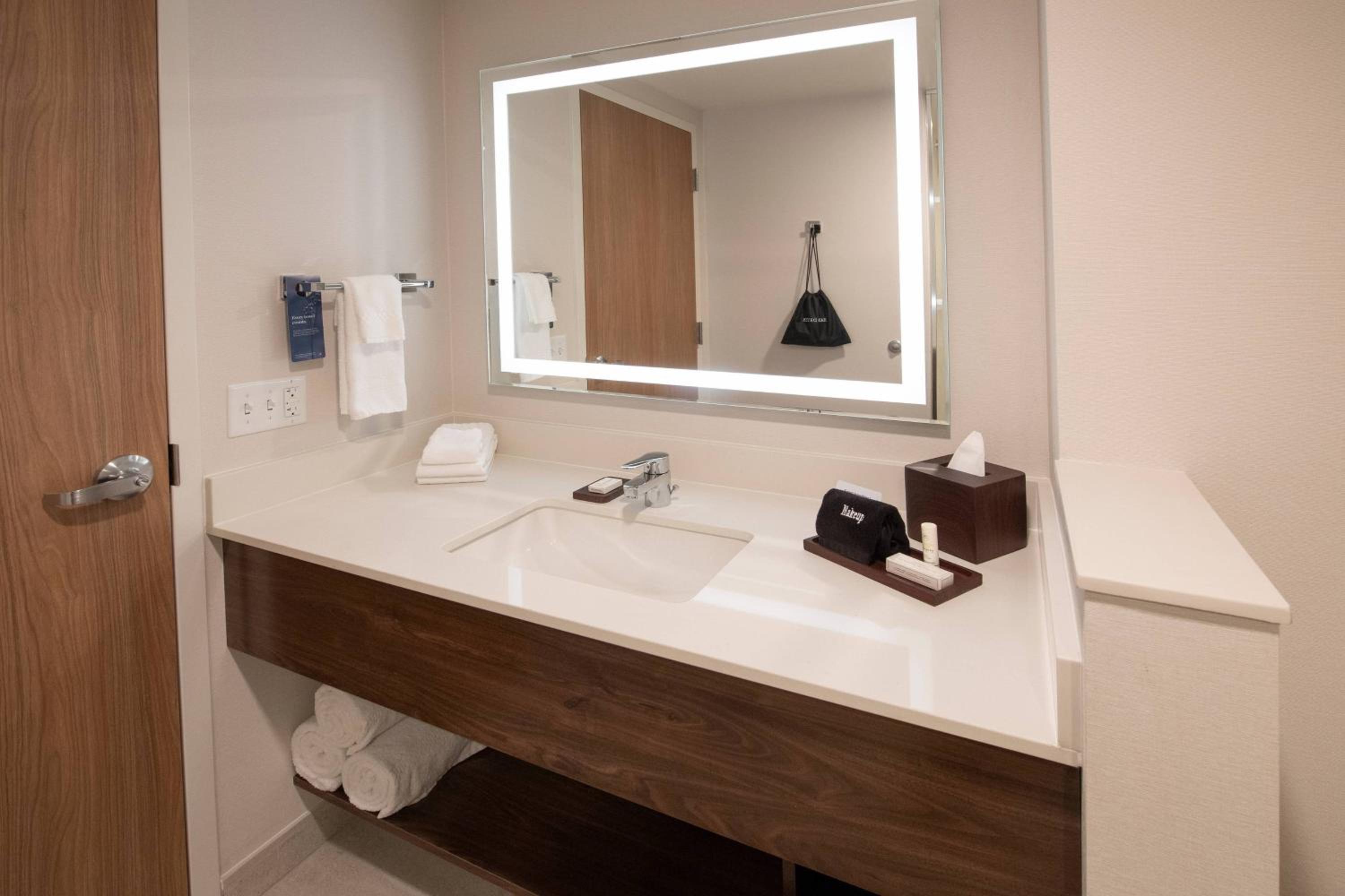 Guest Room, 1 King - Photo 5