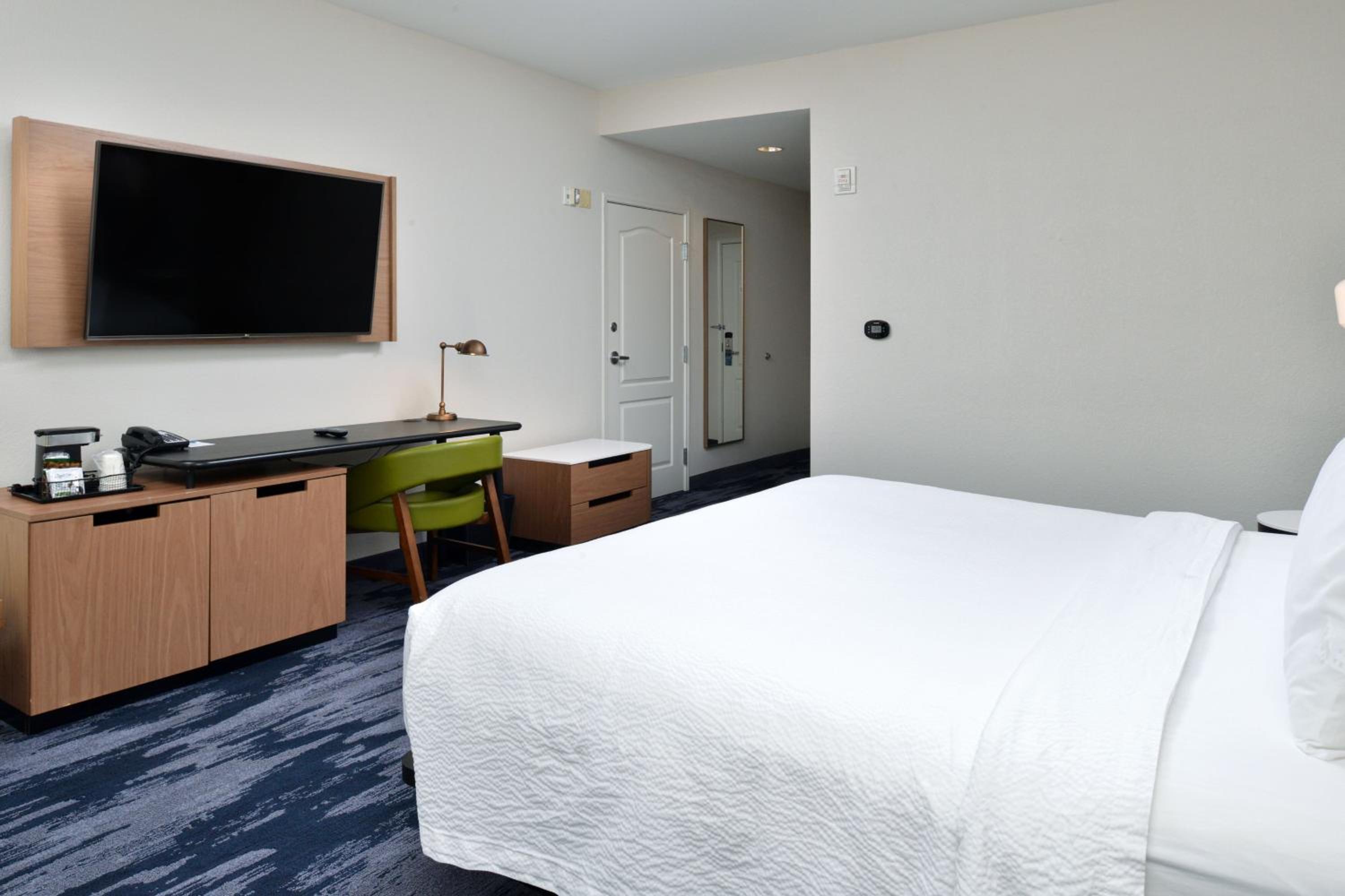 Guest Room, 1 King - Photo 2