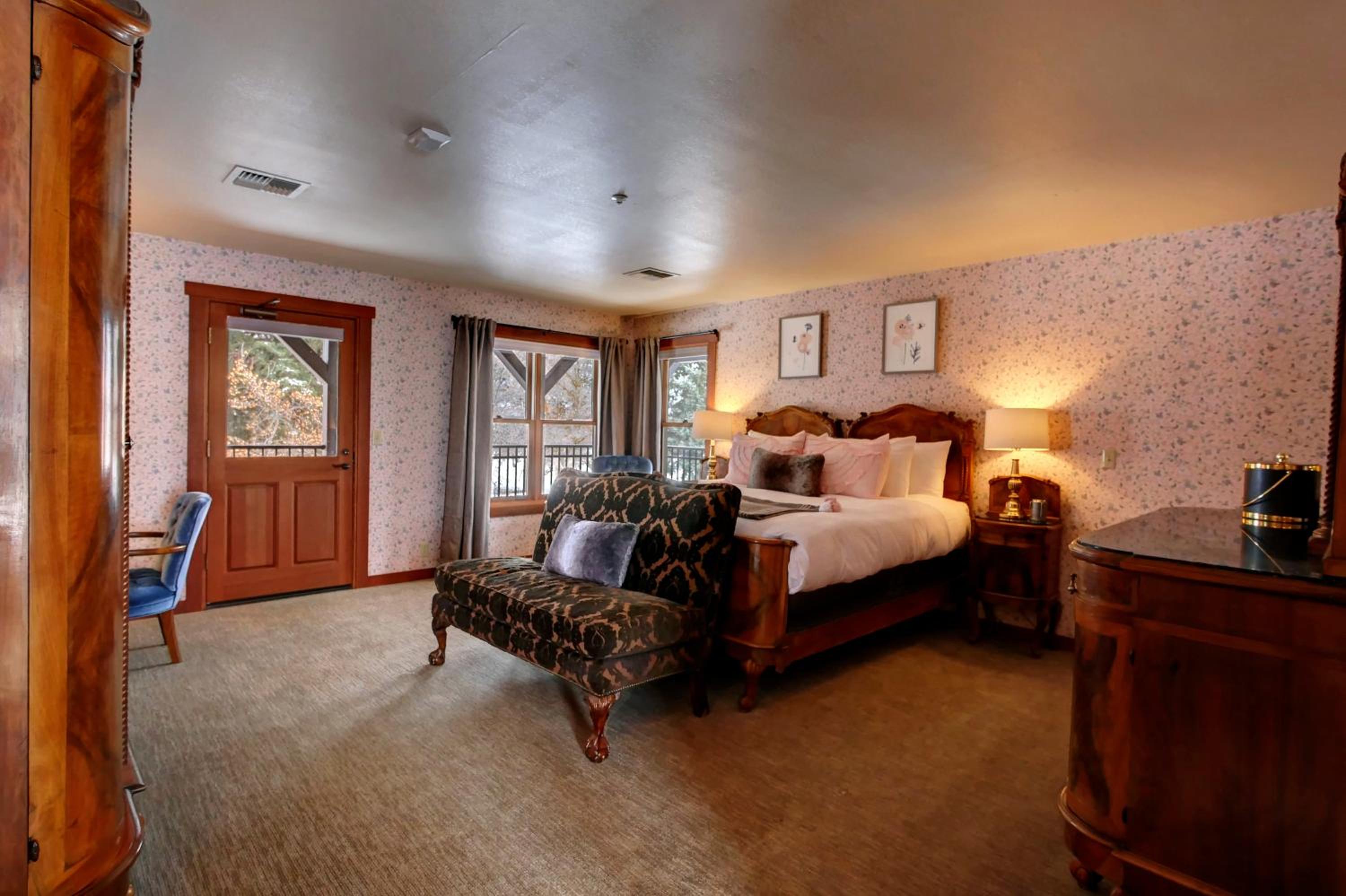 King Room with Mountain View