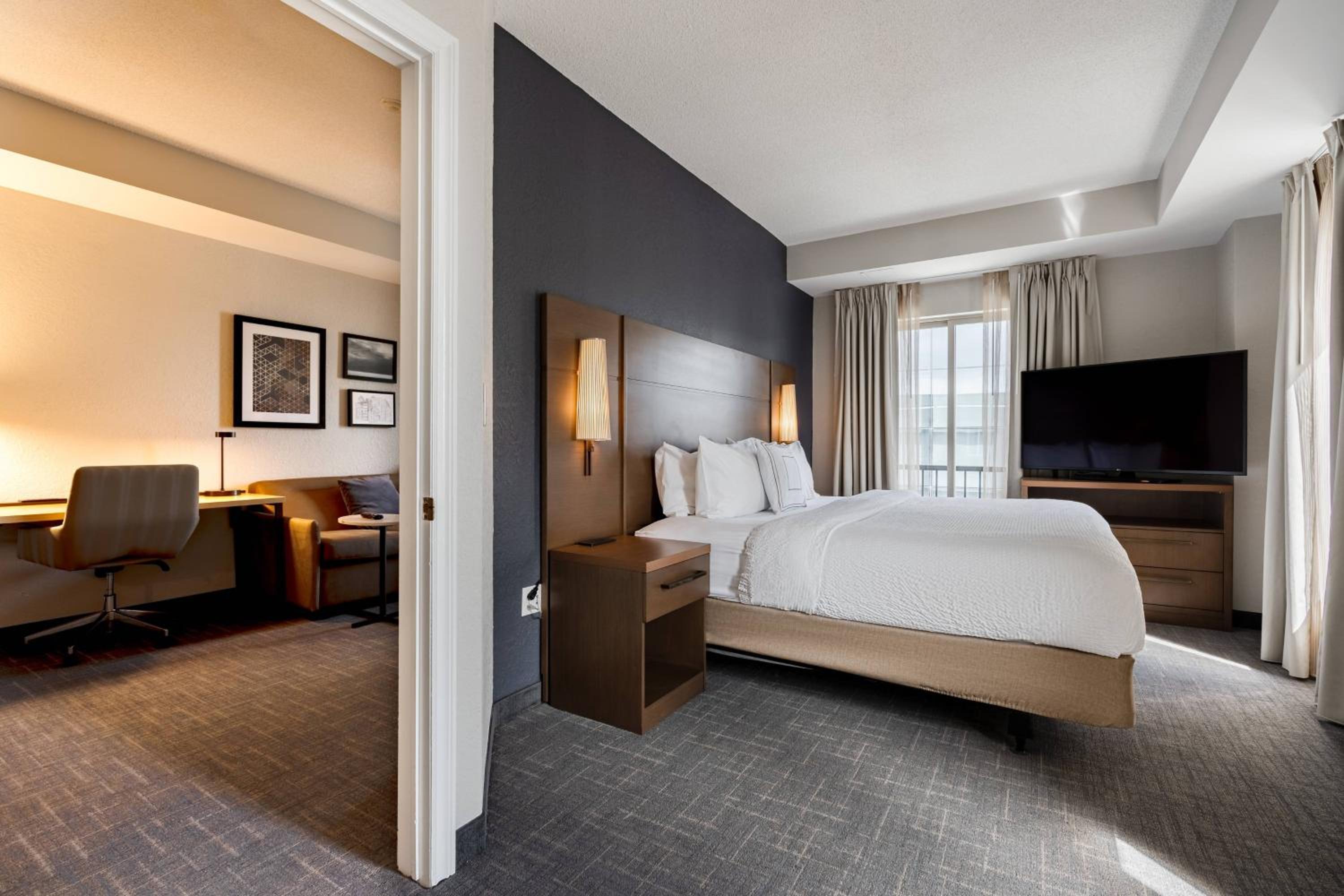 One-Bedroom King Suite with Sofa Bed - Photo 3
