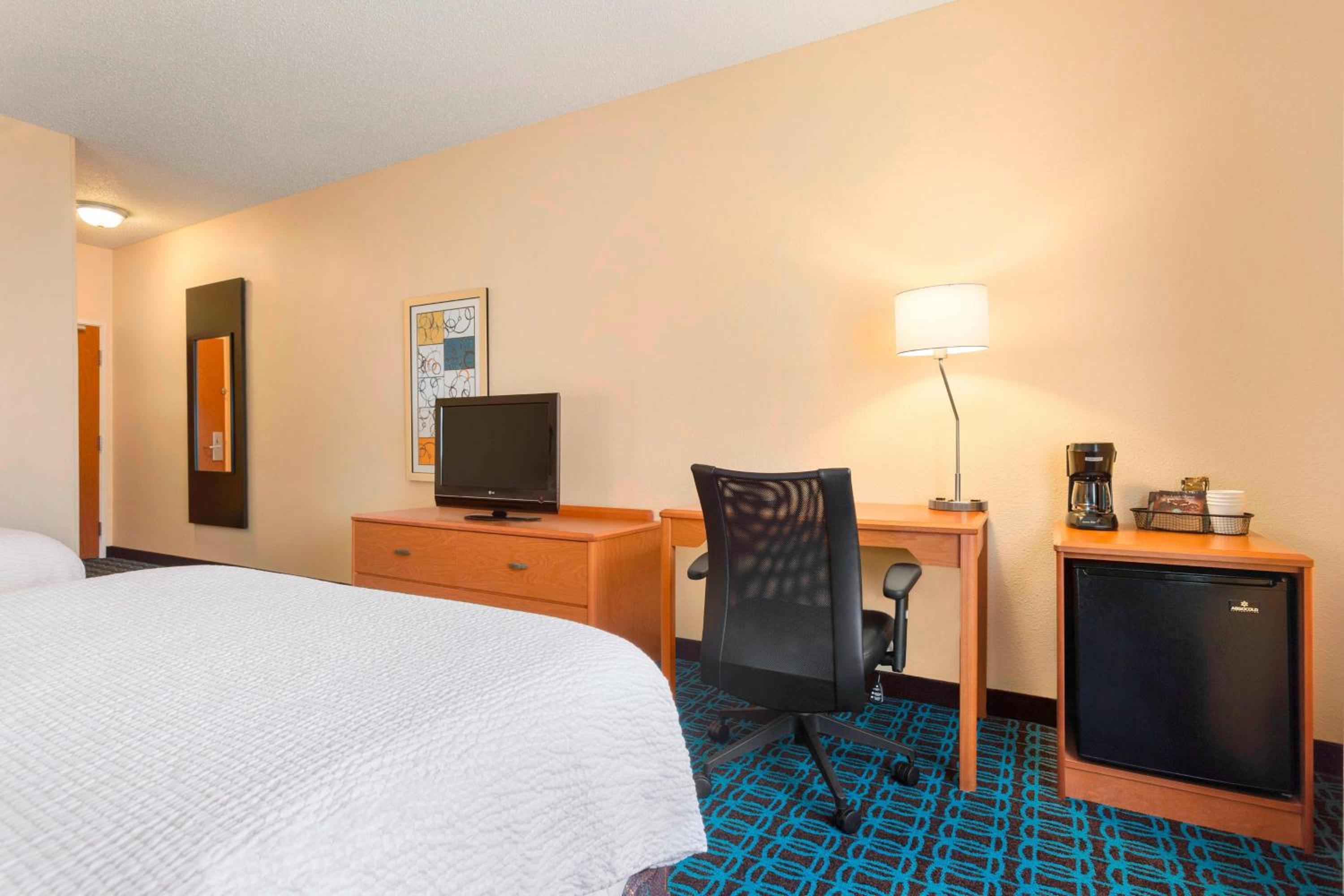 Queen Room With Two Queen Beds - Photo 2