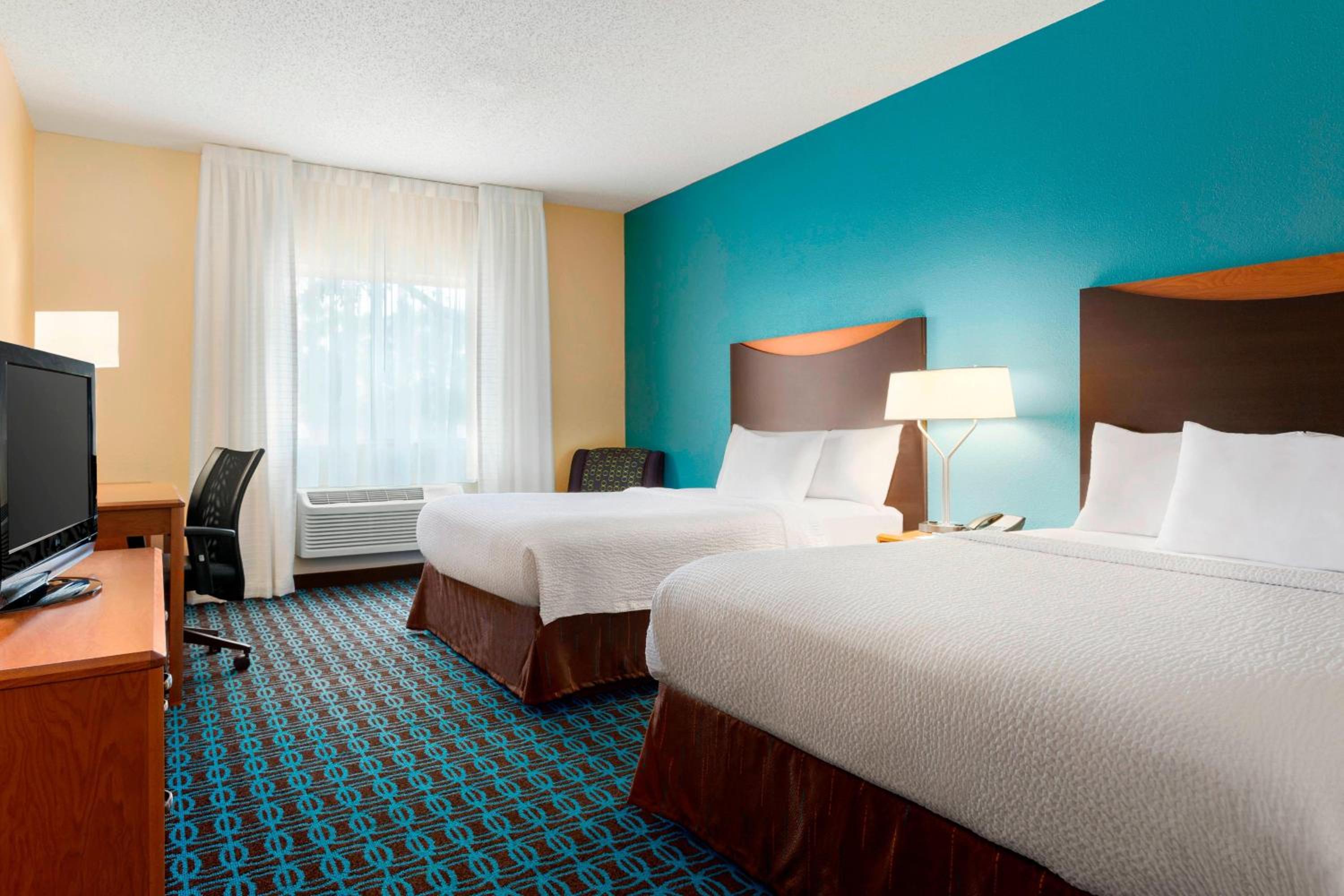 Queen Room With Two Queen Beds - Photo 1