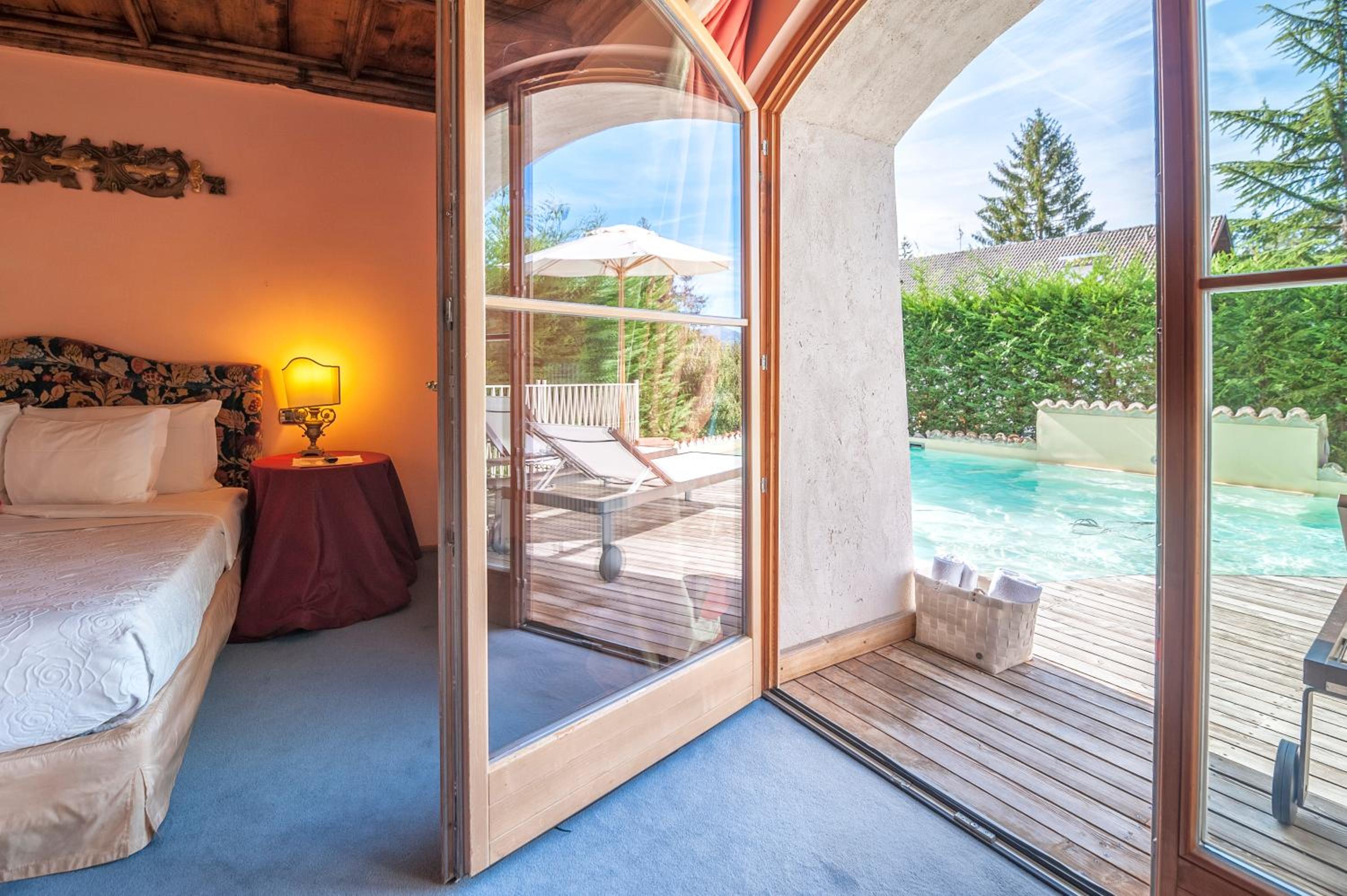 Double Room with Pool View - Photo 3