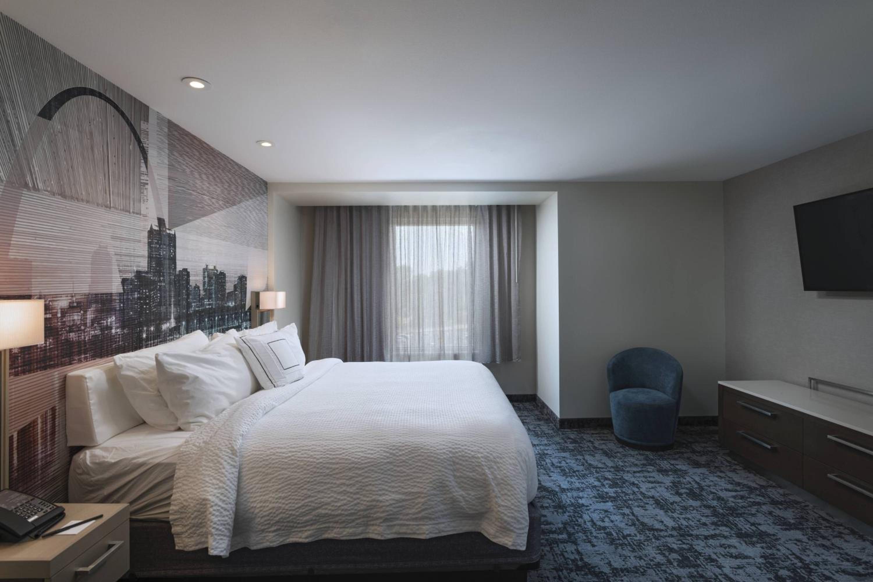 1 Bedroom Suite, 1 King, Sofa bed - Photo 7