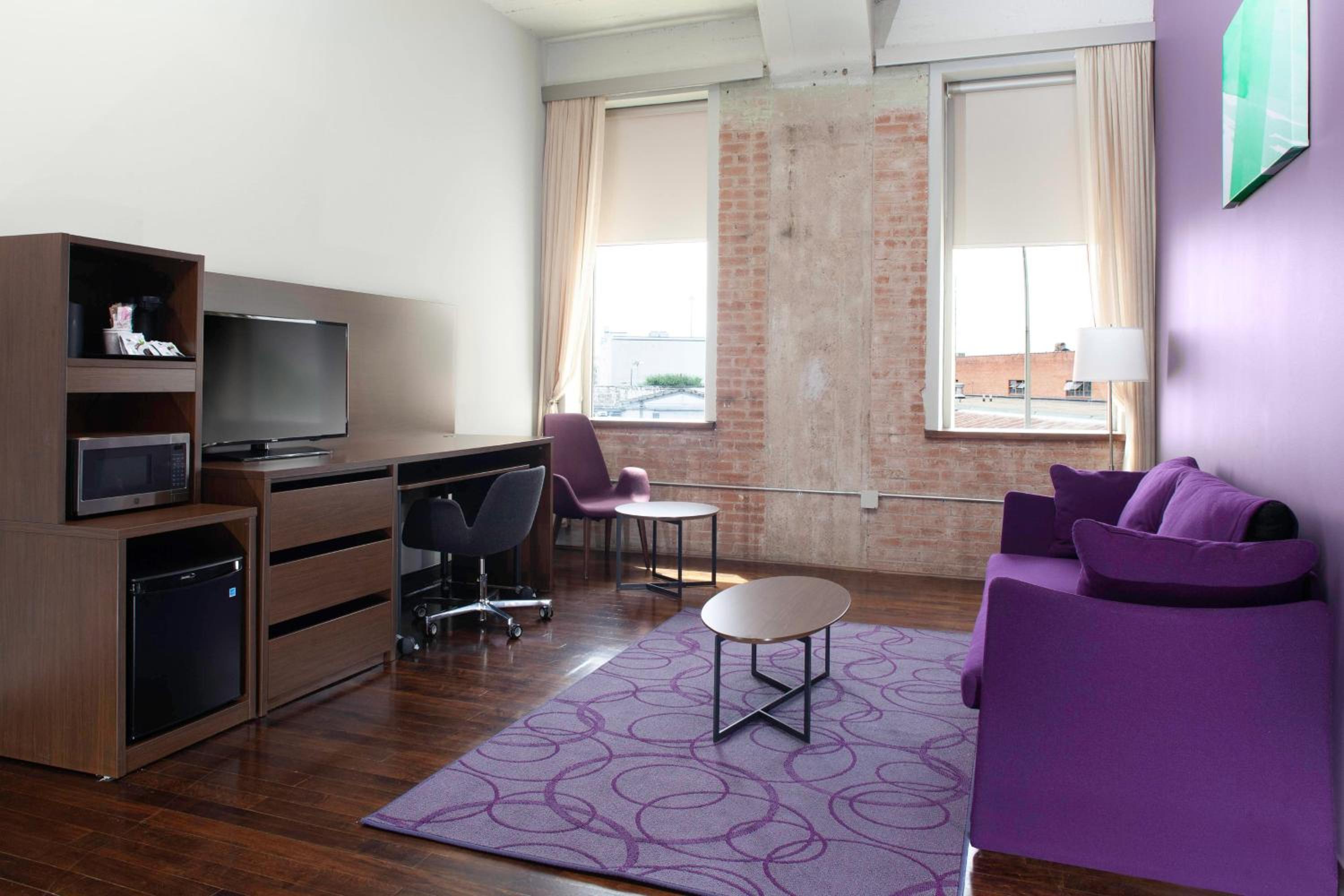 Executive Queen Suite With Roll-In Shower - Mobility And Hearing Accessible photo 3
