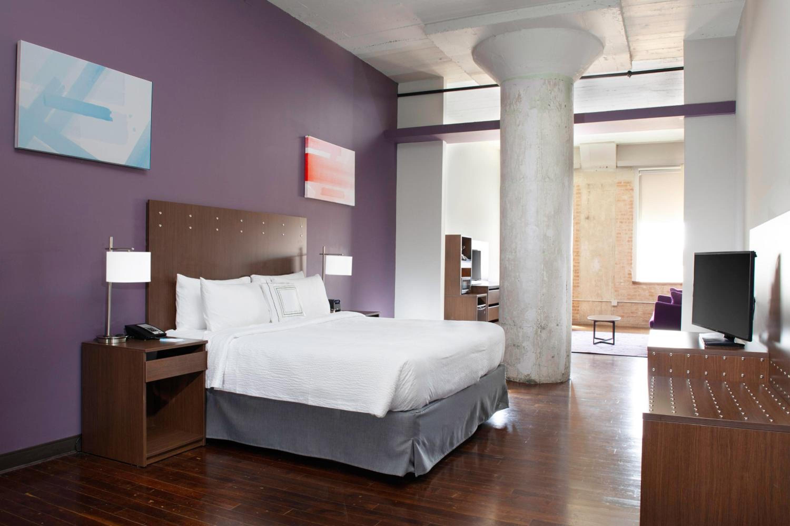 Executive Queen Suite With Roll-In Shower - Mobility Accessible photo 2