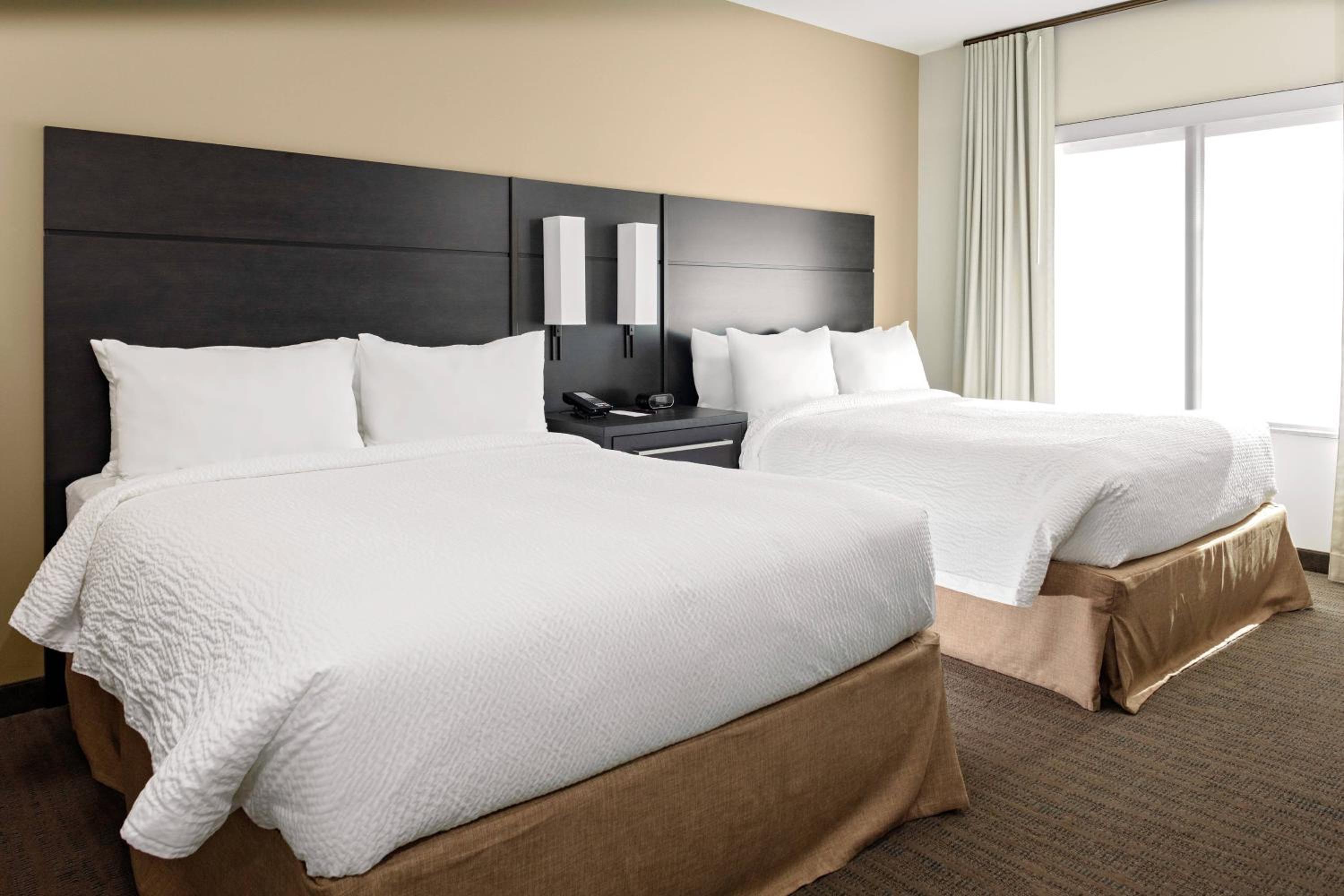 1 Bedroom Suite, 2 Queen, Sofa bed - Photo 1