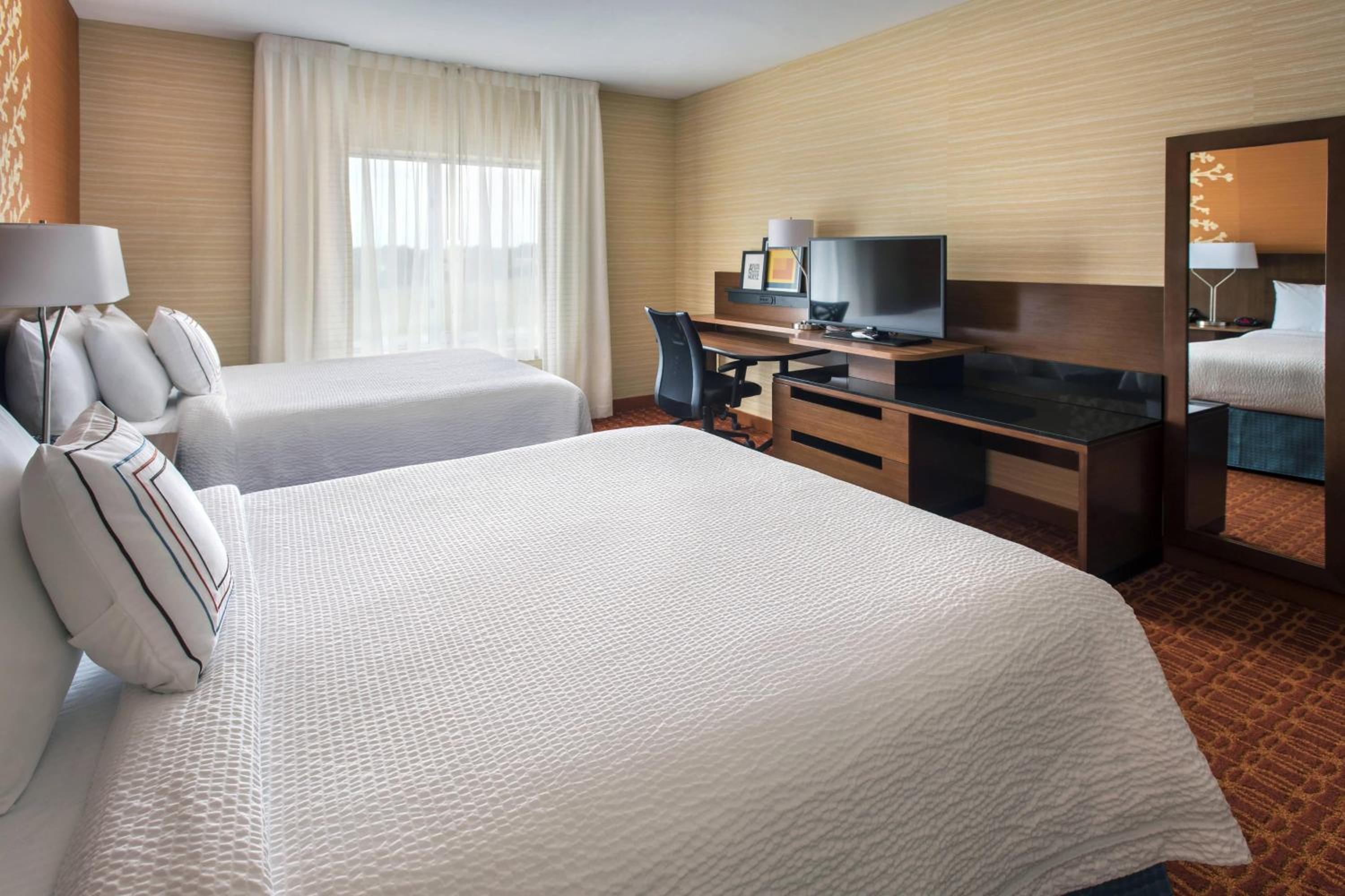 Deluxe Queen Room with Two Queen Beds - High Floor photo 1