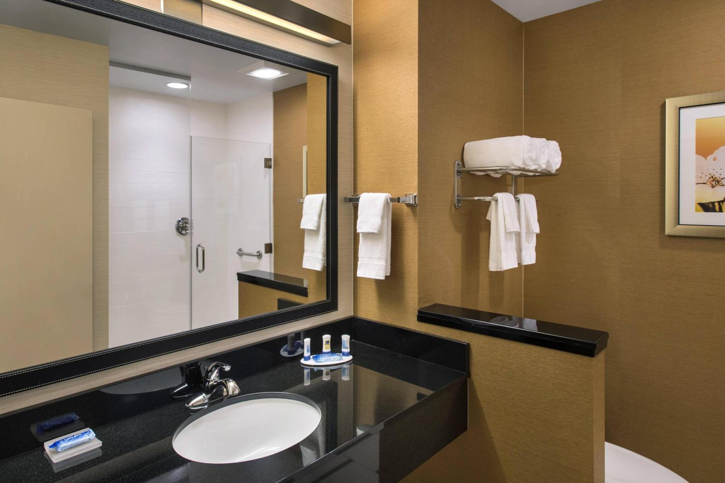Deluxe King Room - Low Floor photo 2