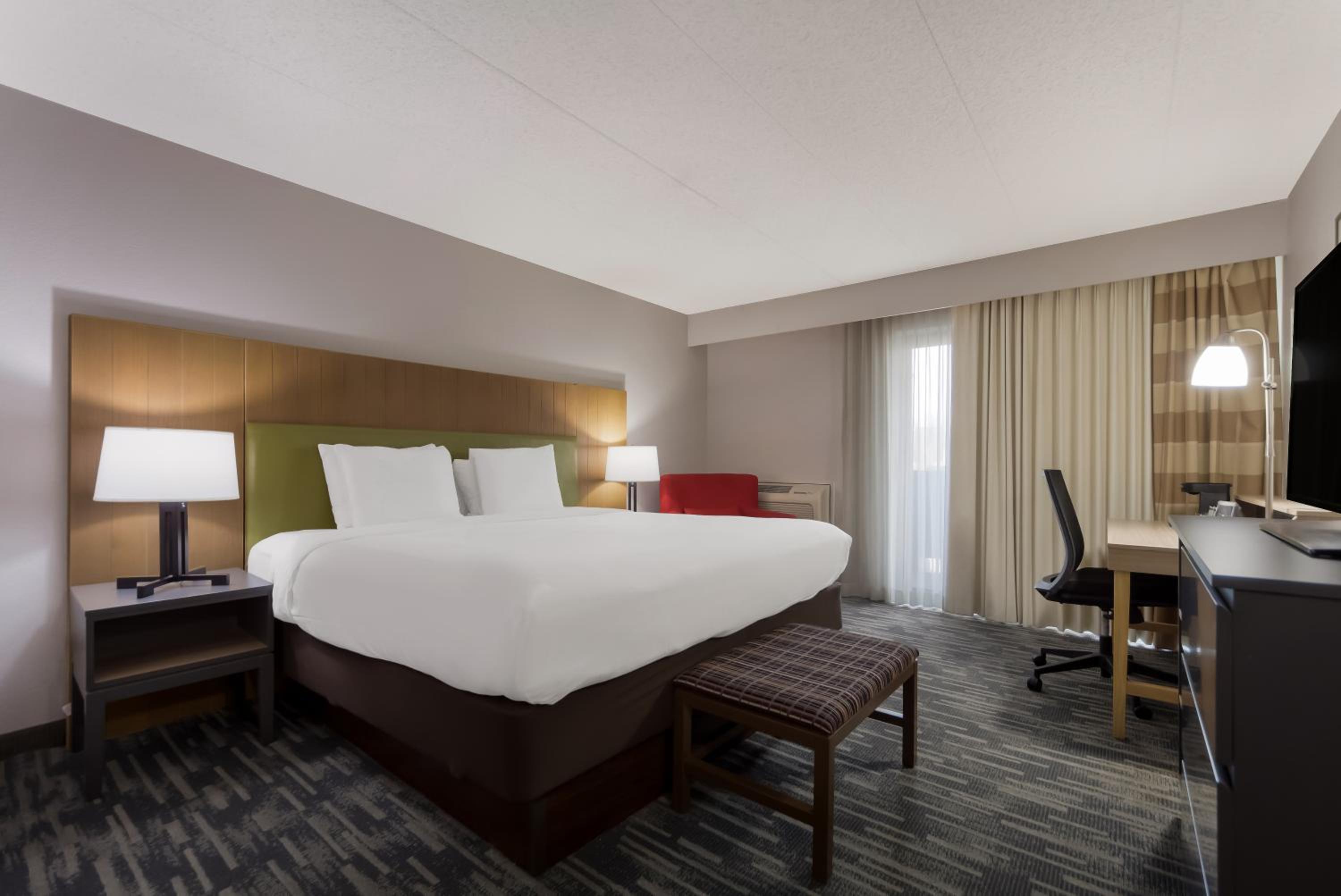 Deluxe King Room with Balcony - Non-Smoking - Photo 4