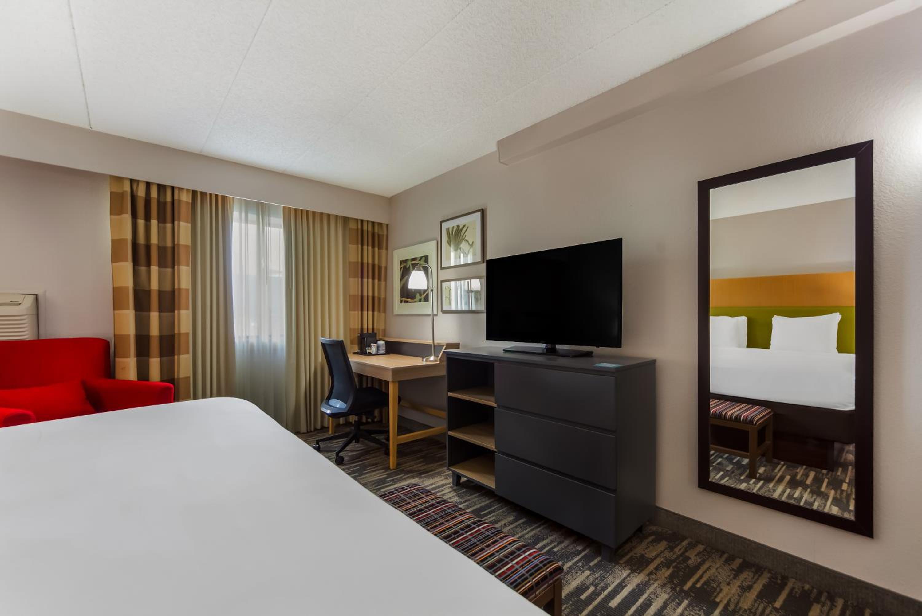 King Room - Non-Smoking - Photo 5