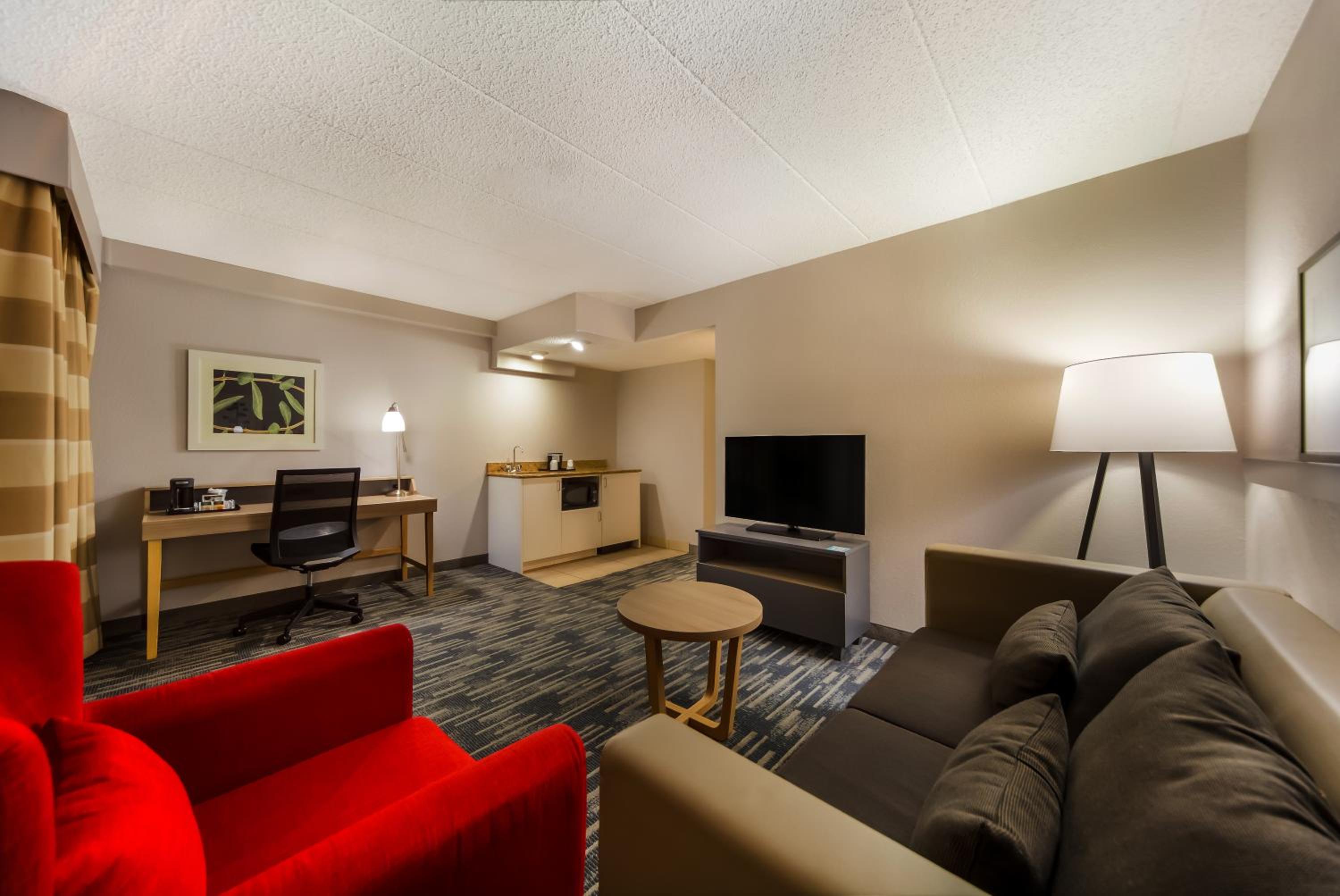 One-Bedroom King Suite With Sofa Bed - Non-Smoking - Photo 2