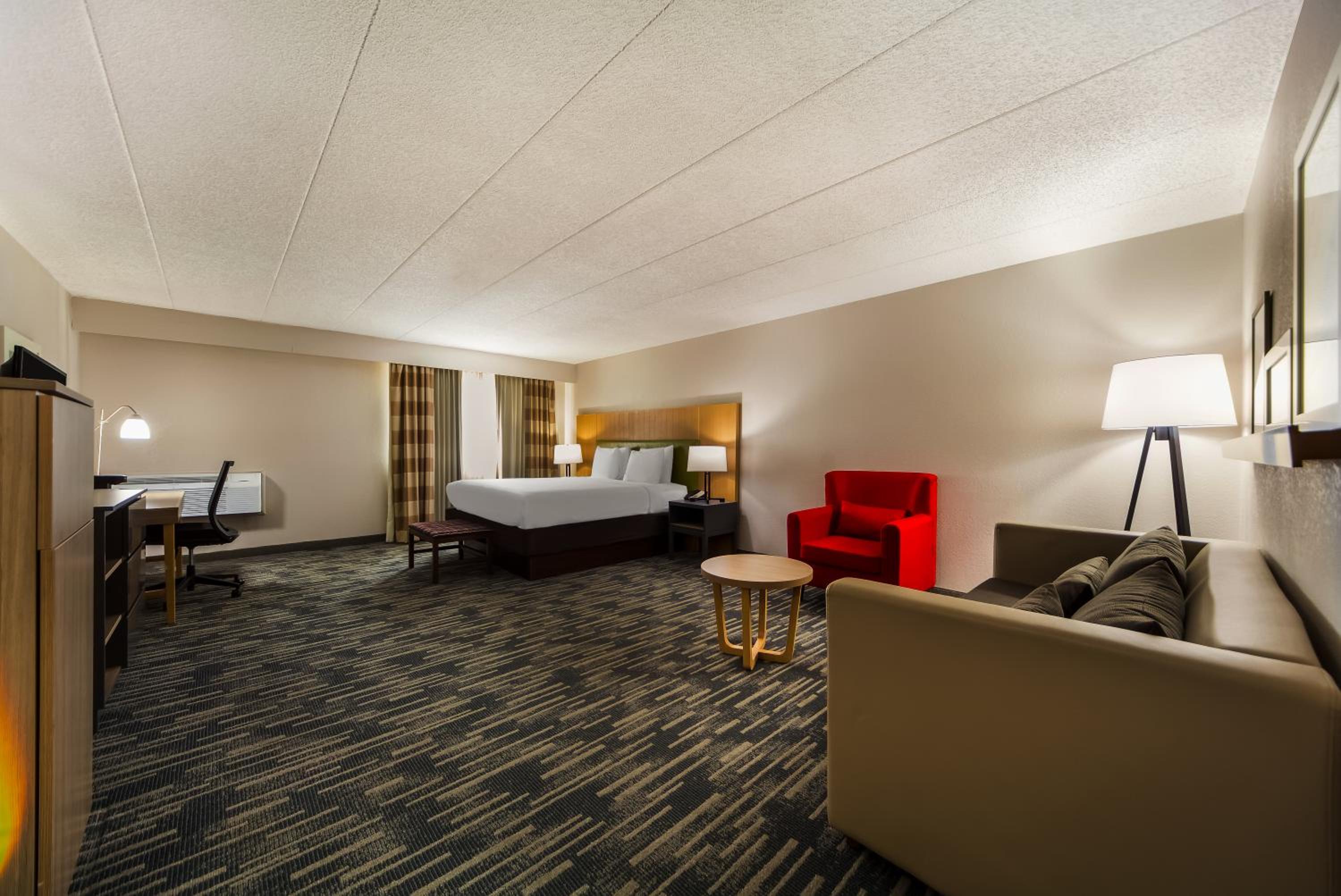One-Bedroom King Suite With Sofa Bed - Non-Smoking - Photo 3