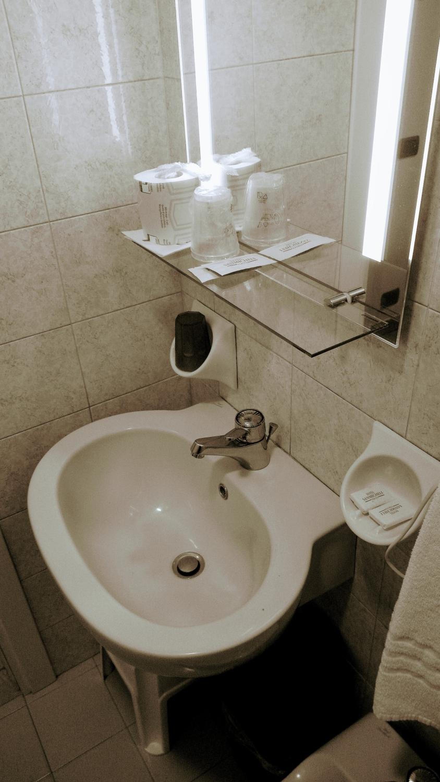 Double Room - Photo 7