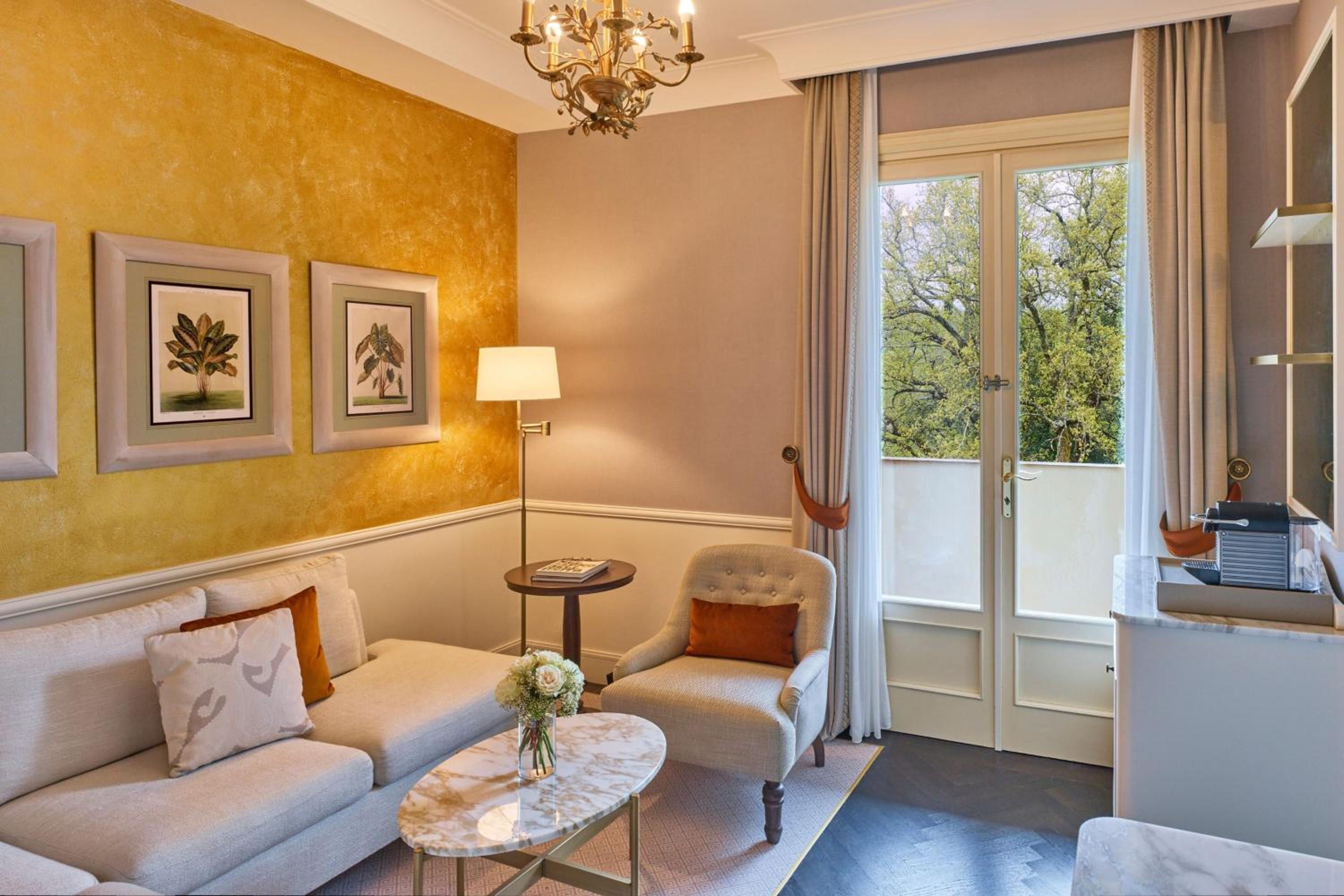 Junior King Suite with Balcony and Garden View thumbnail 6