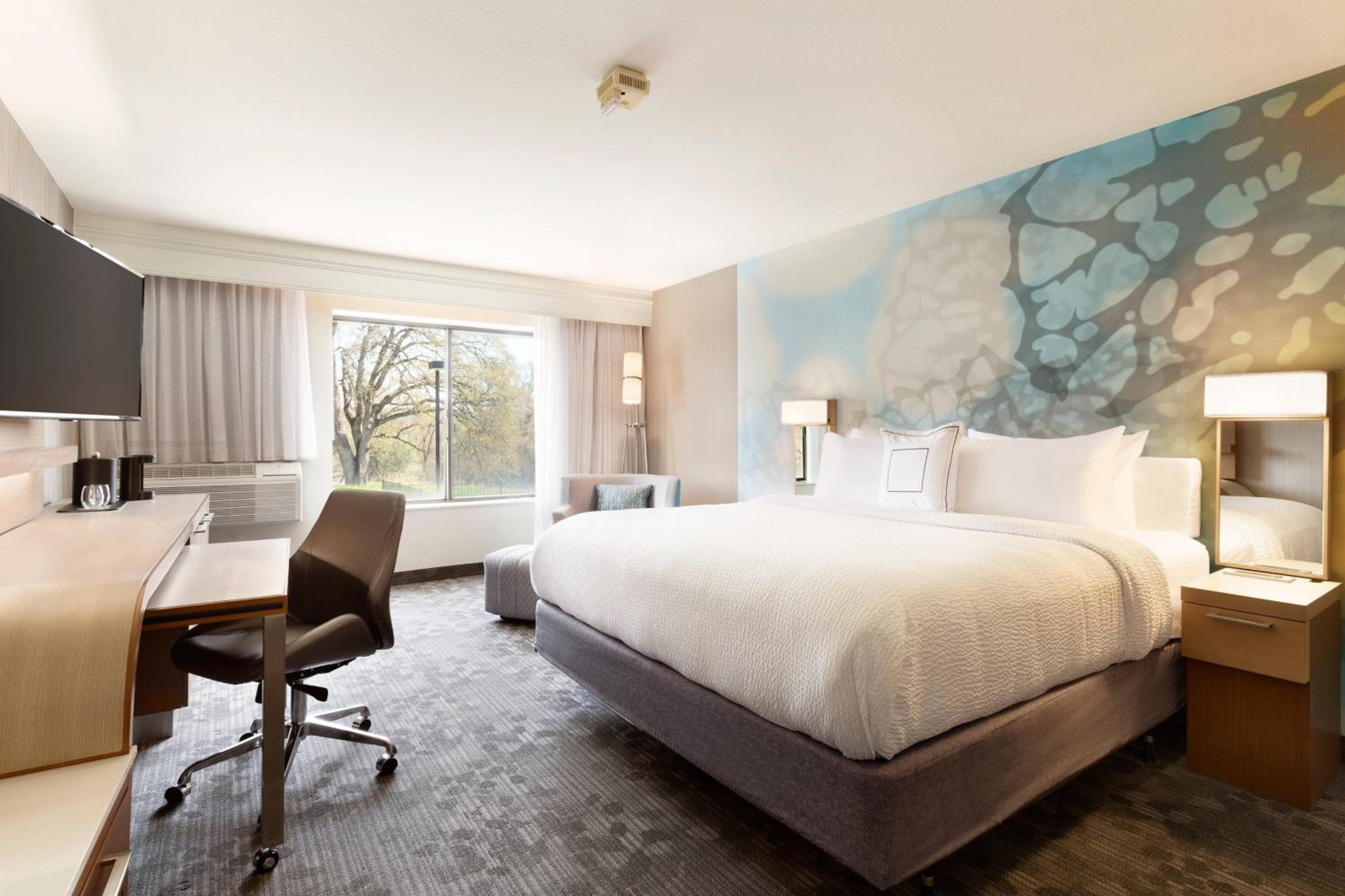 King Room with Sofa Bed - Photo 1