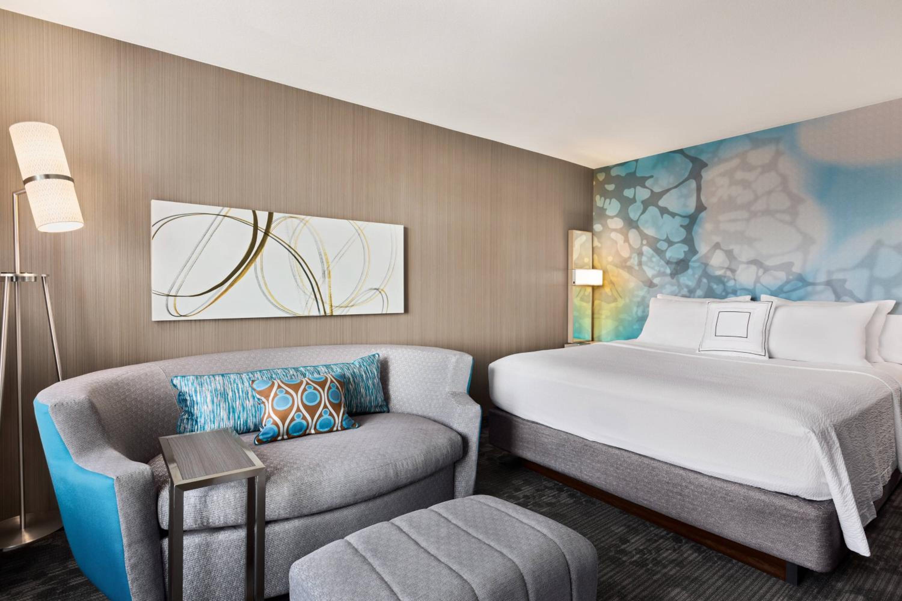 King Room with Sofa Bed - Photo 6