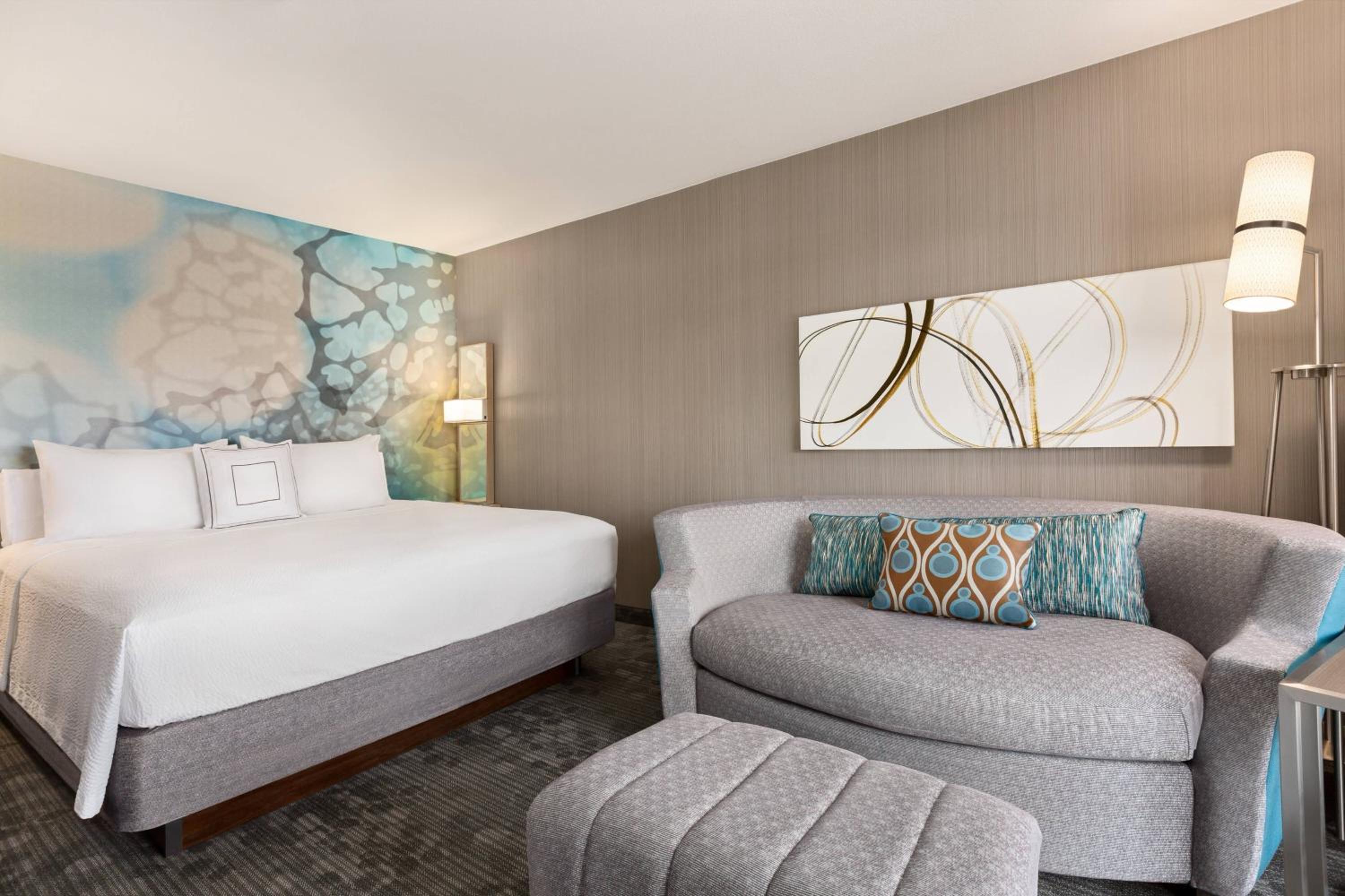 King Room with Sofa Bed - Photo 10