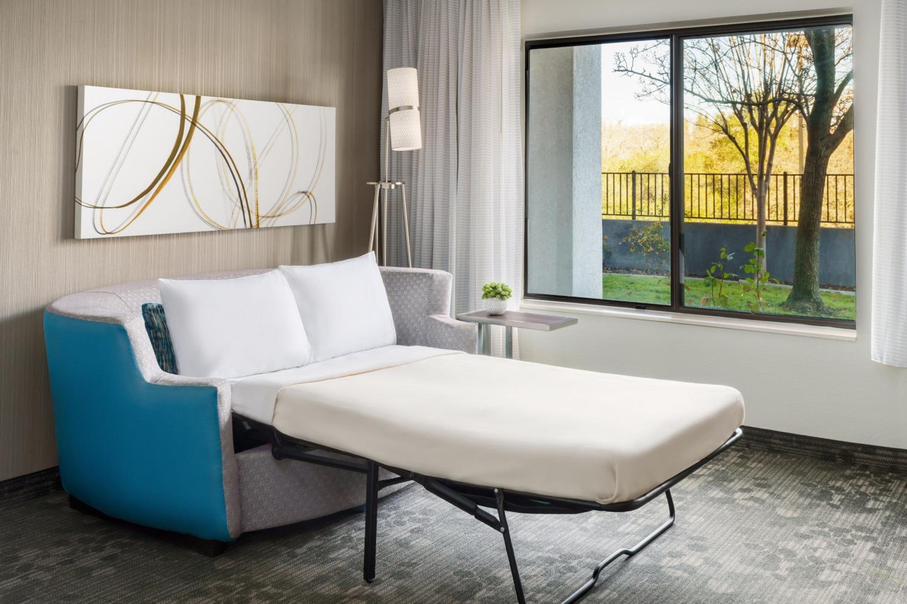 King Room with Sofa Bed - Photo 5