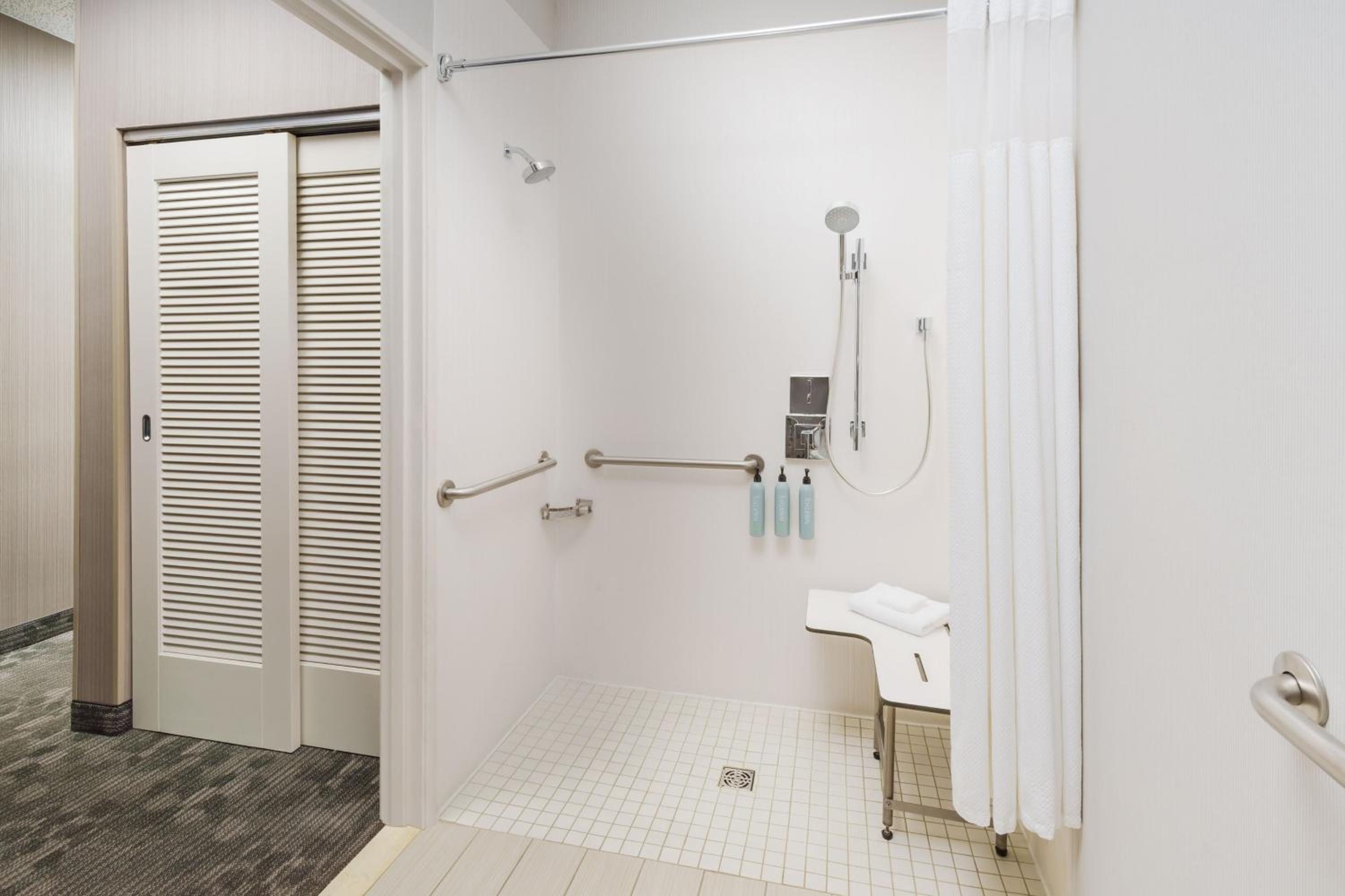 Queen Room with Two Queen Beds - Hearing Accessible - Photo 4