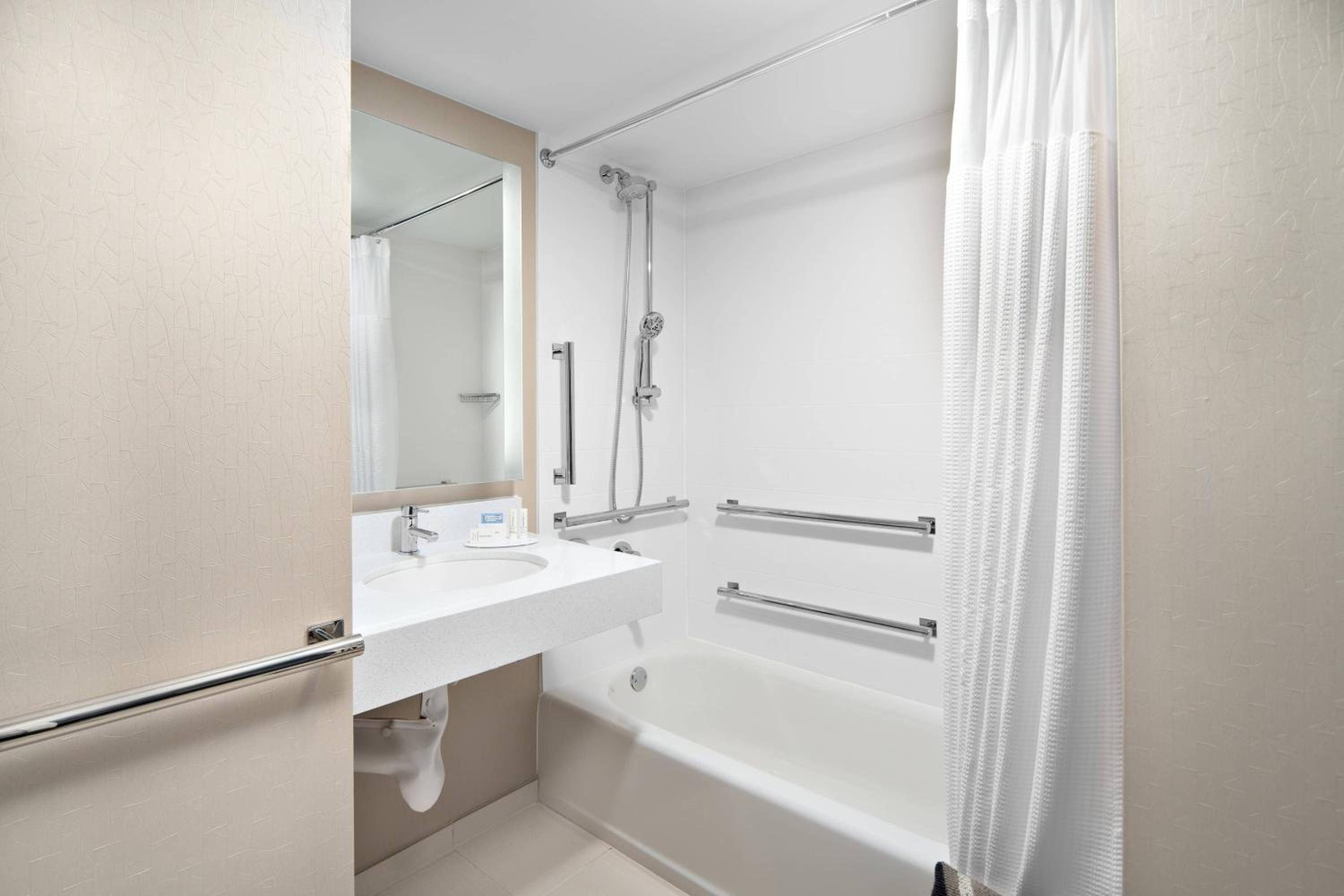 Suite, 1 Queen - Photo 3