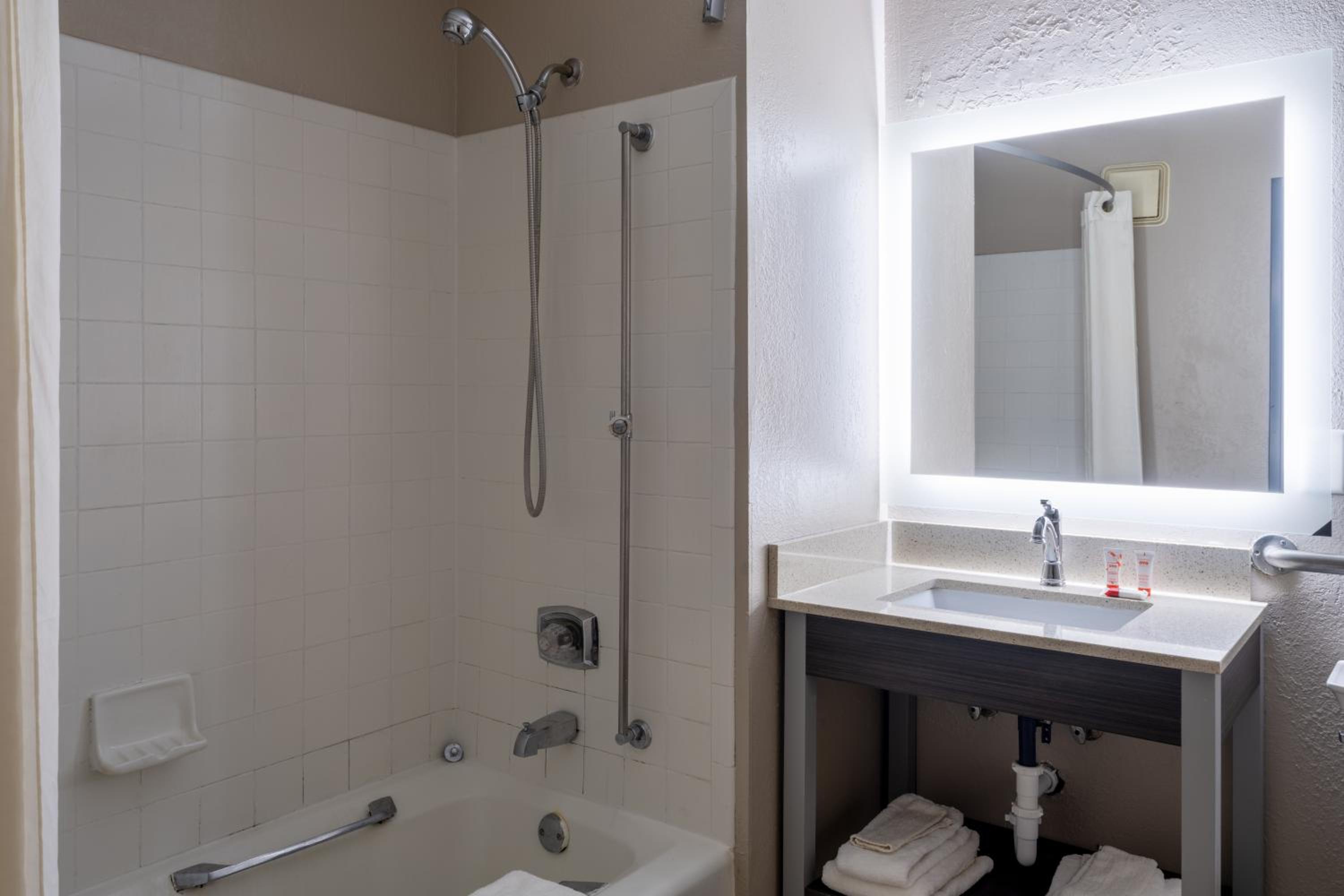 King Room - Mobility Access/Non-Smoking - Photo 4
