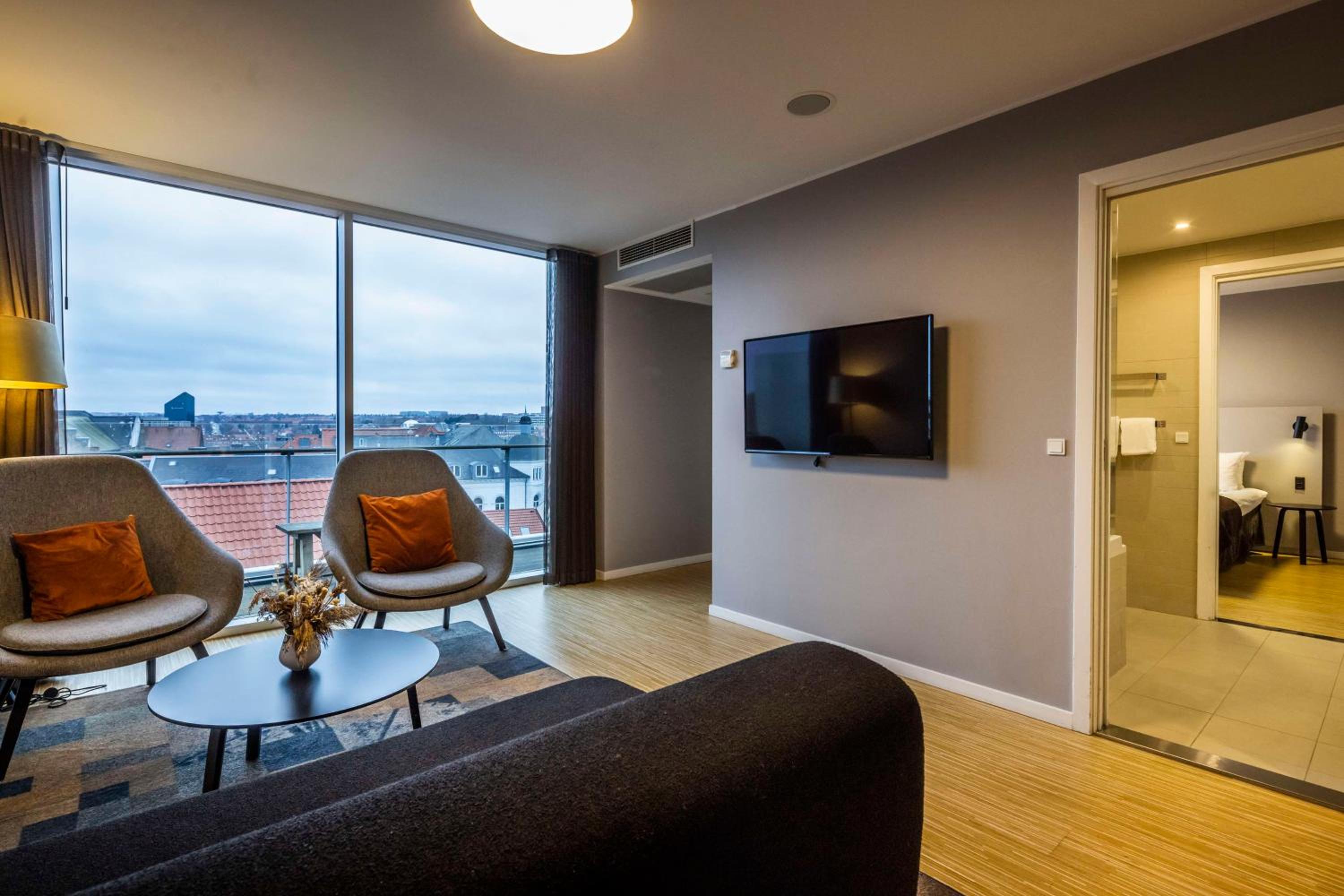 Suite with Balcony - Photo 2