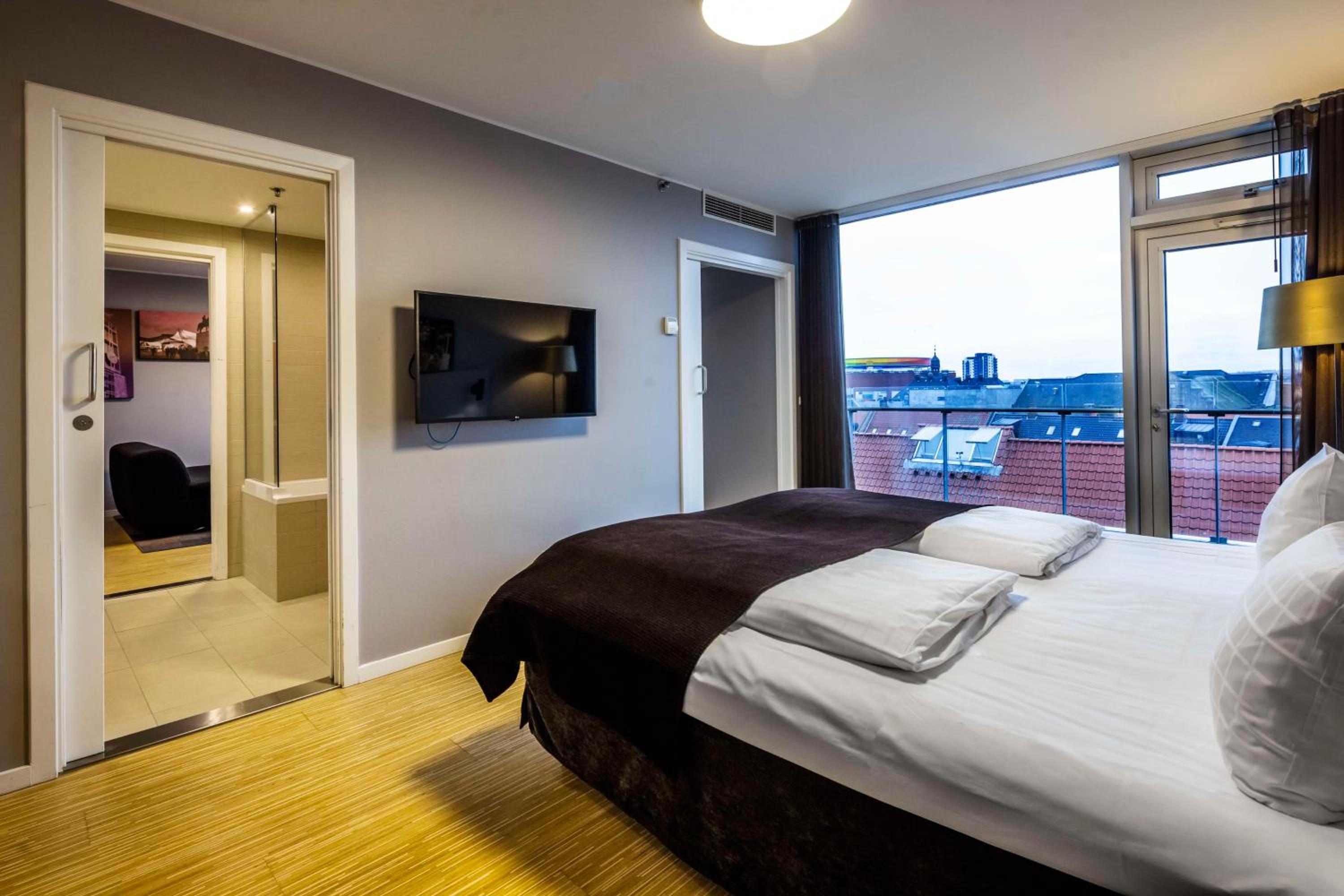 Suite with Balcony - Photo 3