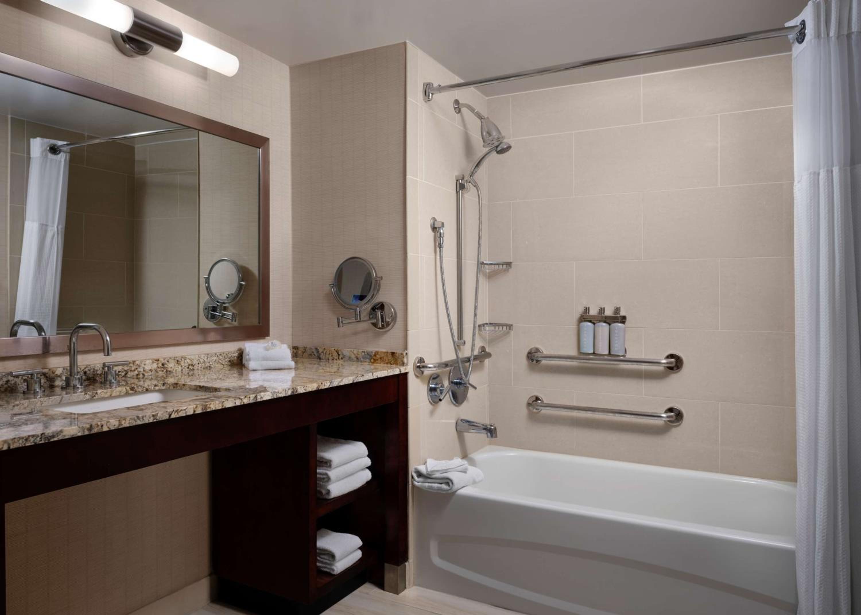 Deluxe King Room with Bathtub - Mobility Accessible - Photo 5